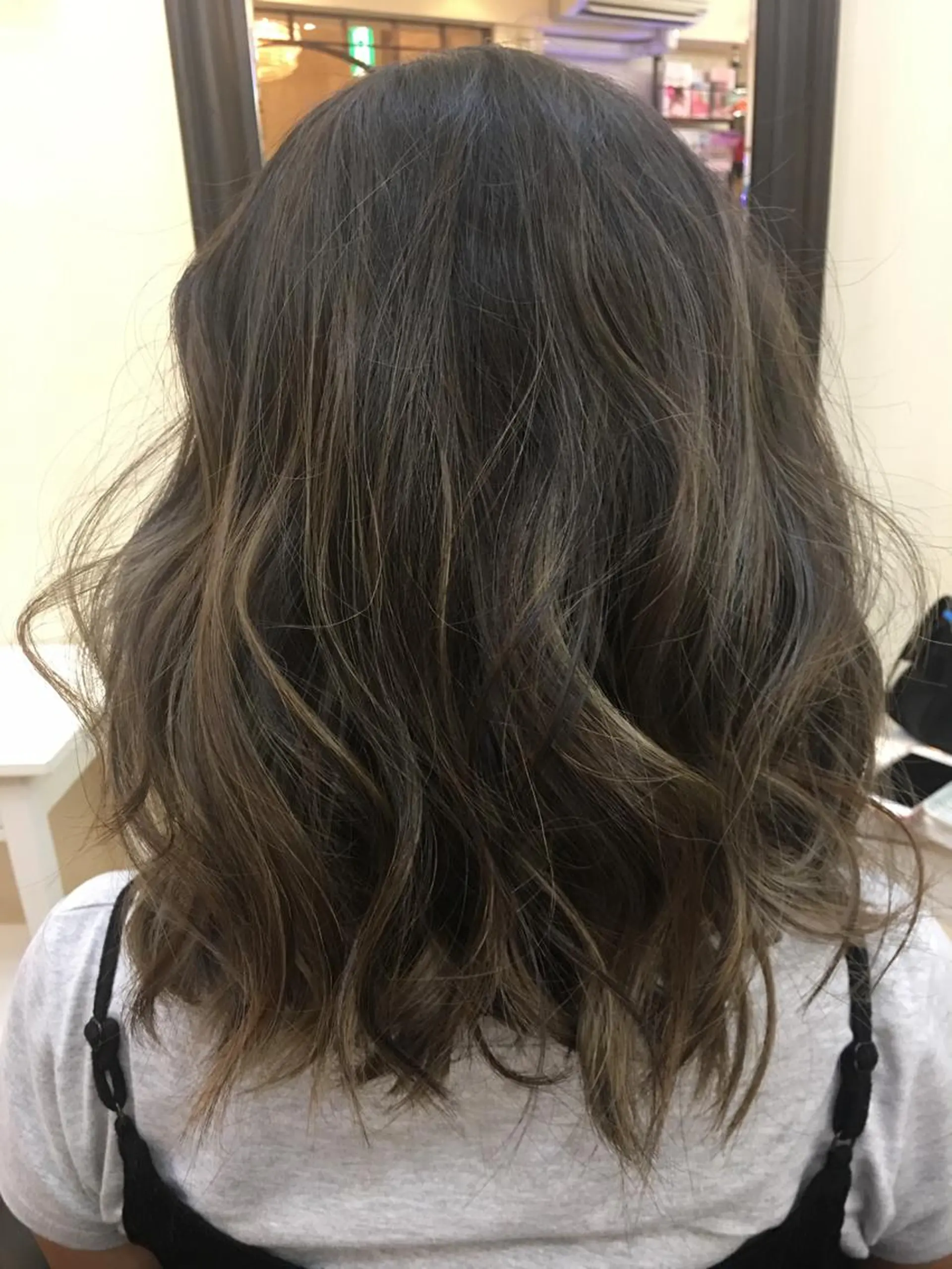 ミディアム カラー 鶴見 和美のヘアスタイル