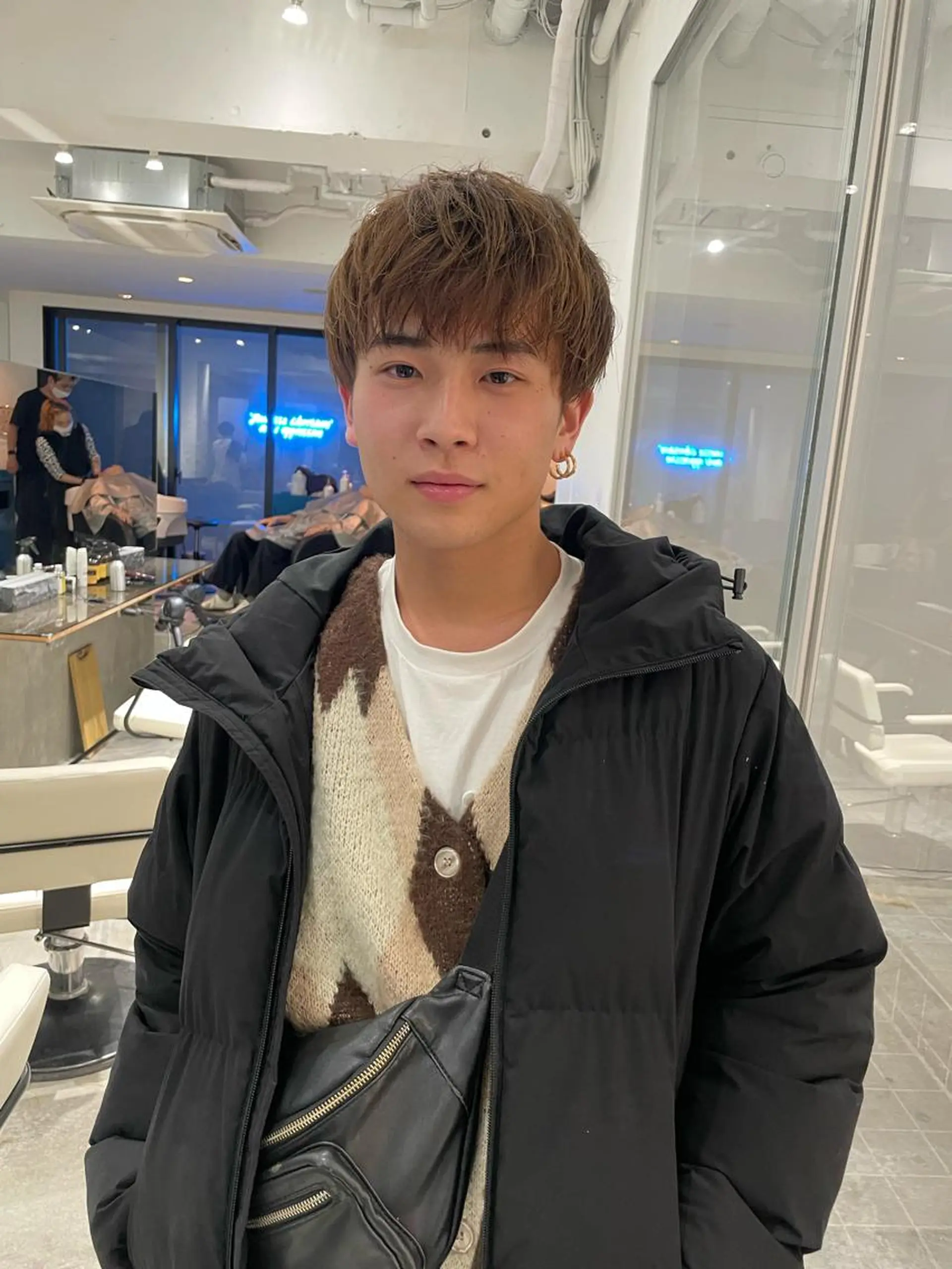 ショート メンズ メンズバレイヤージュ メンズブリーチ センターパート フェードカット メンズハイライト カット トリートメント スパイラルパーマ 🌐hina⭐️のヘアスタイル