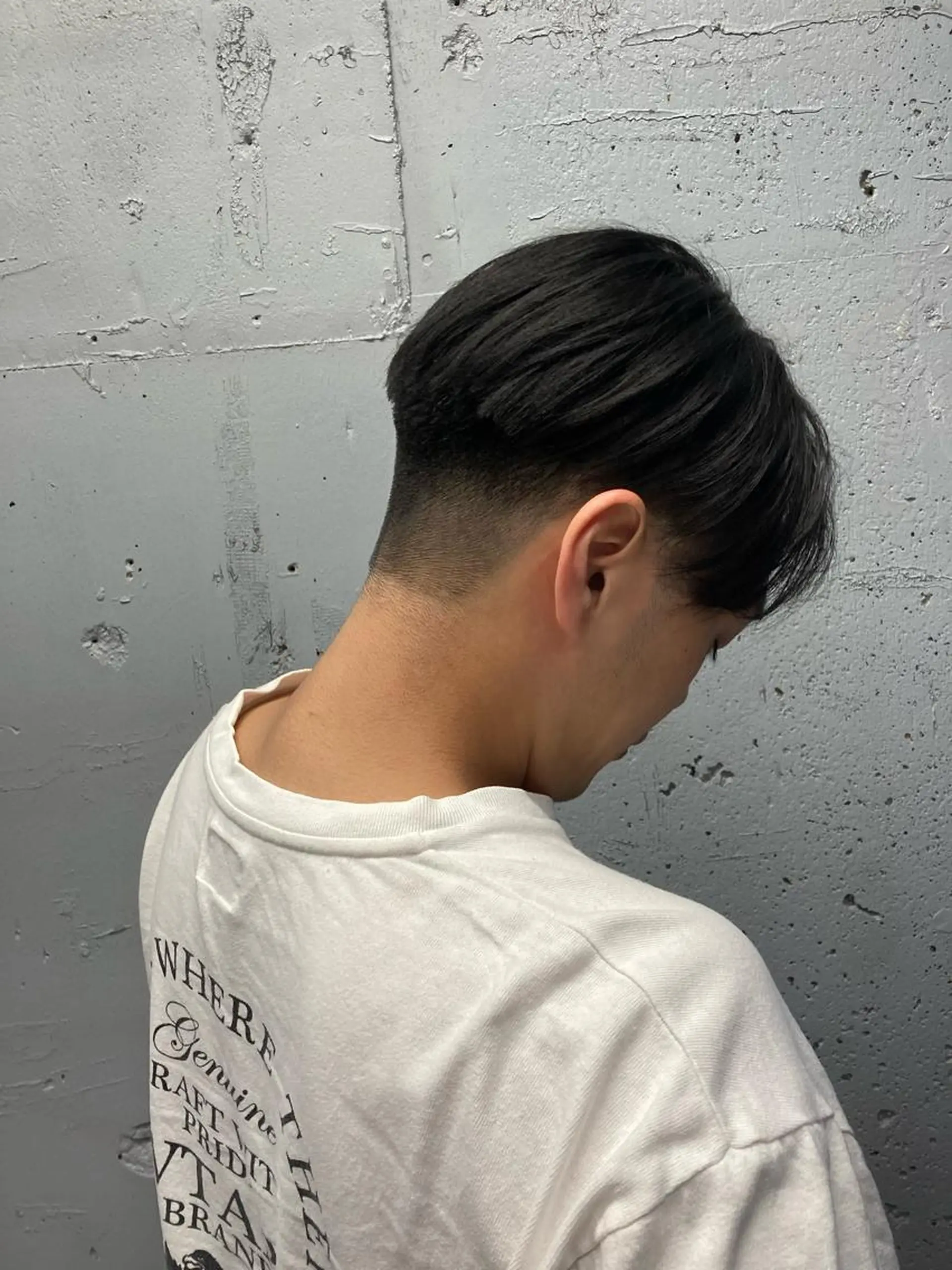 メンズ センターパート 顔まわりレイヤー デザインカットのヘアスタイル