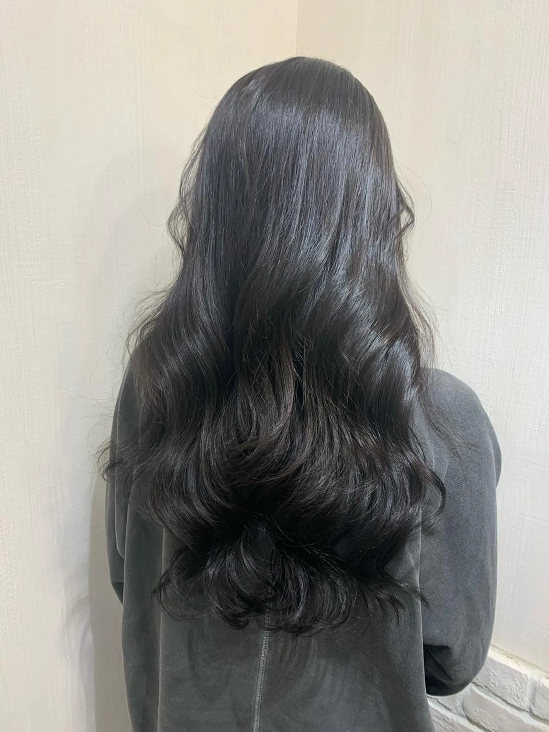 ロング カラー パーマ ヘアアレンジ 黒髪 ブルーカラー ブルーブラック グレーブラック グレージュ きむえり/髪質改善 /うねり広がり改善のヘアスタイル