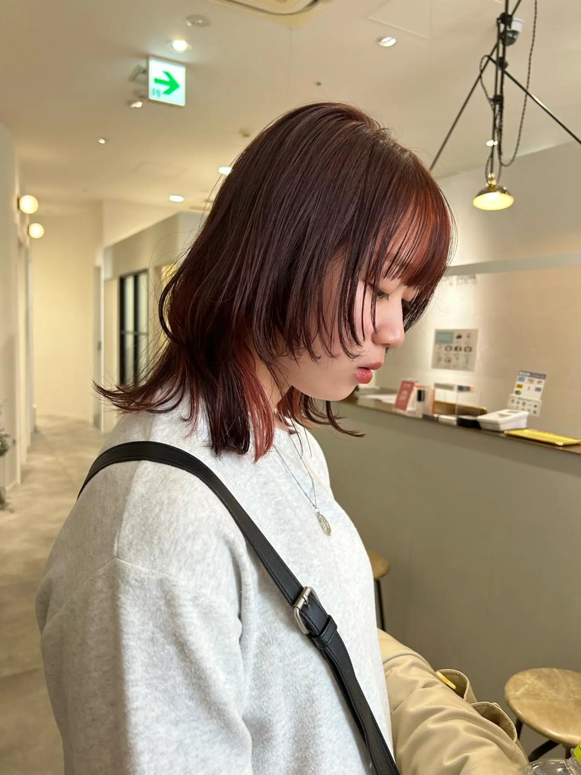 ミディアム オリーブベージュ/ ブリーチなし透明感のヘアスタイル