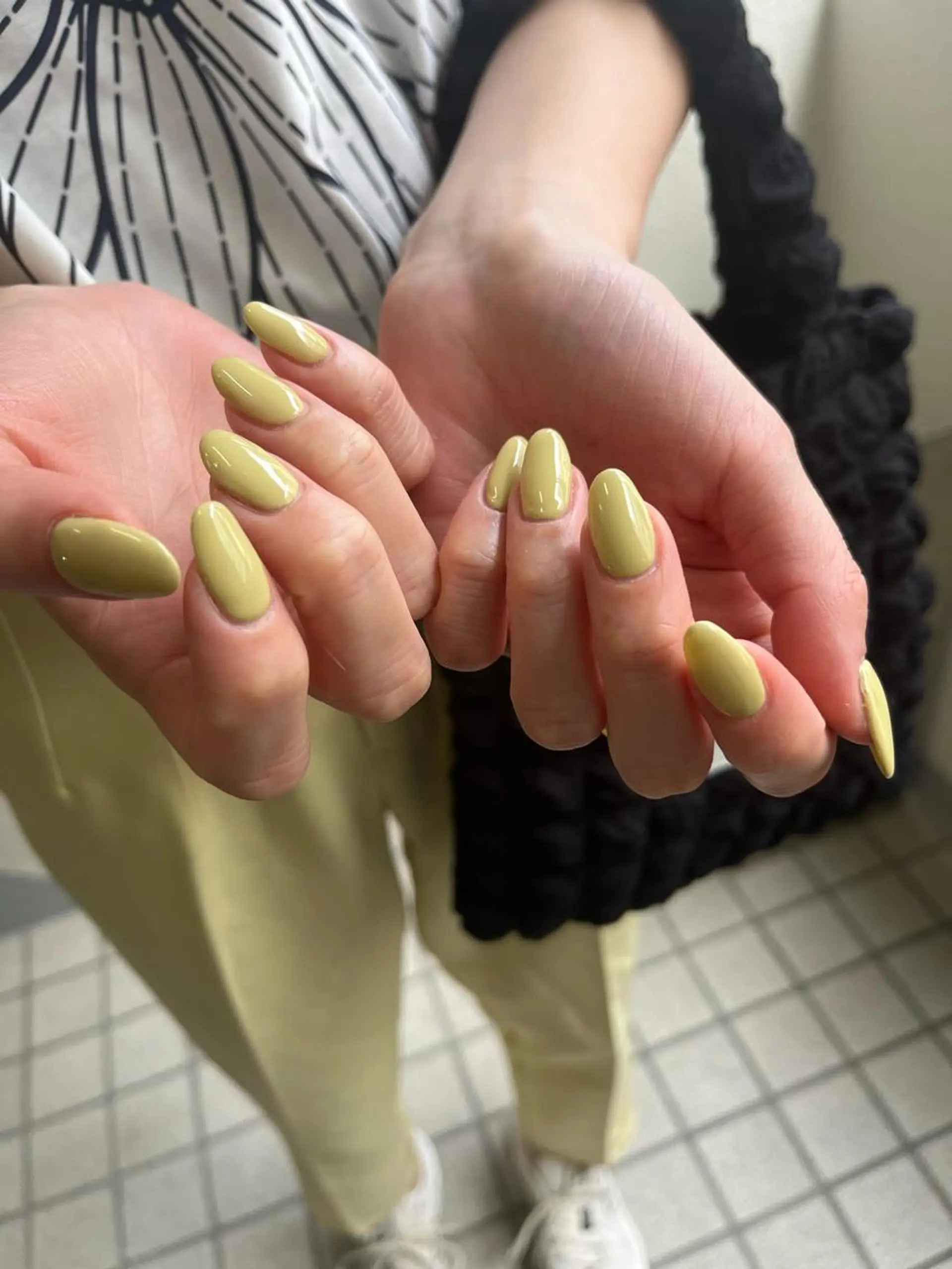 ネイル ワンカラーネイル 黄色 Etel atelier。のネイルデザイン