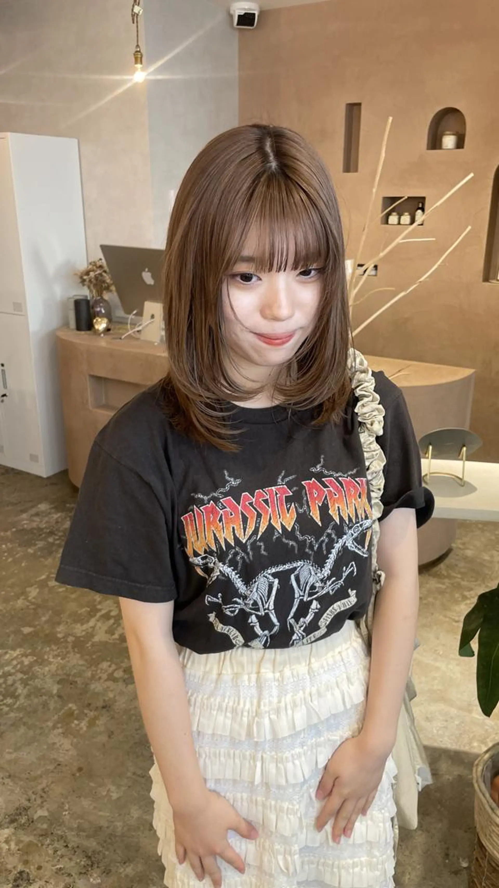 セミロング 梅田グレージュ /色っぽカジュアルのヘアスタイル