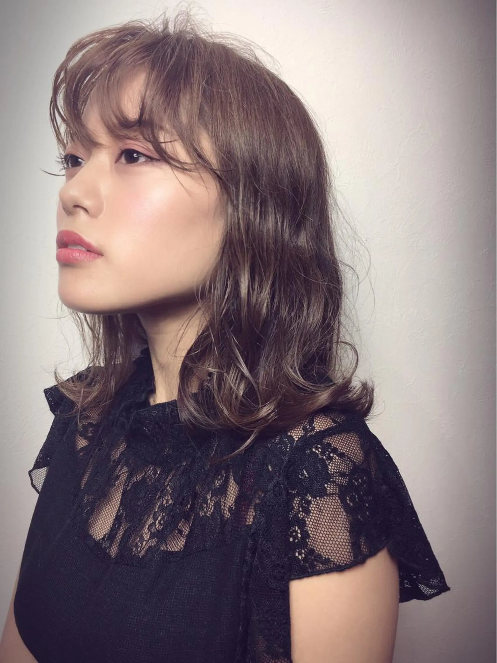 ミディアム カラー ヘアアレンジ アッシュ ベージュカラー グレージュ ハイライトカラー インナーカラー ヘアカラー トリートメント 岩崎 克秀のヘアスタイル