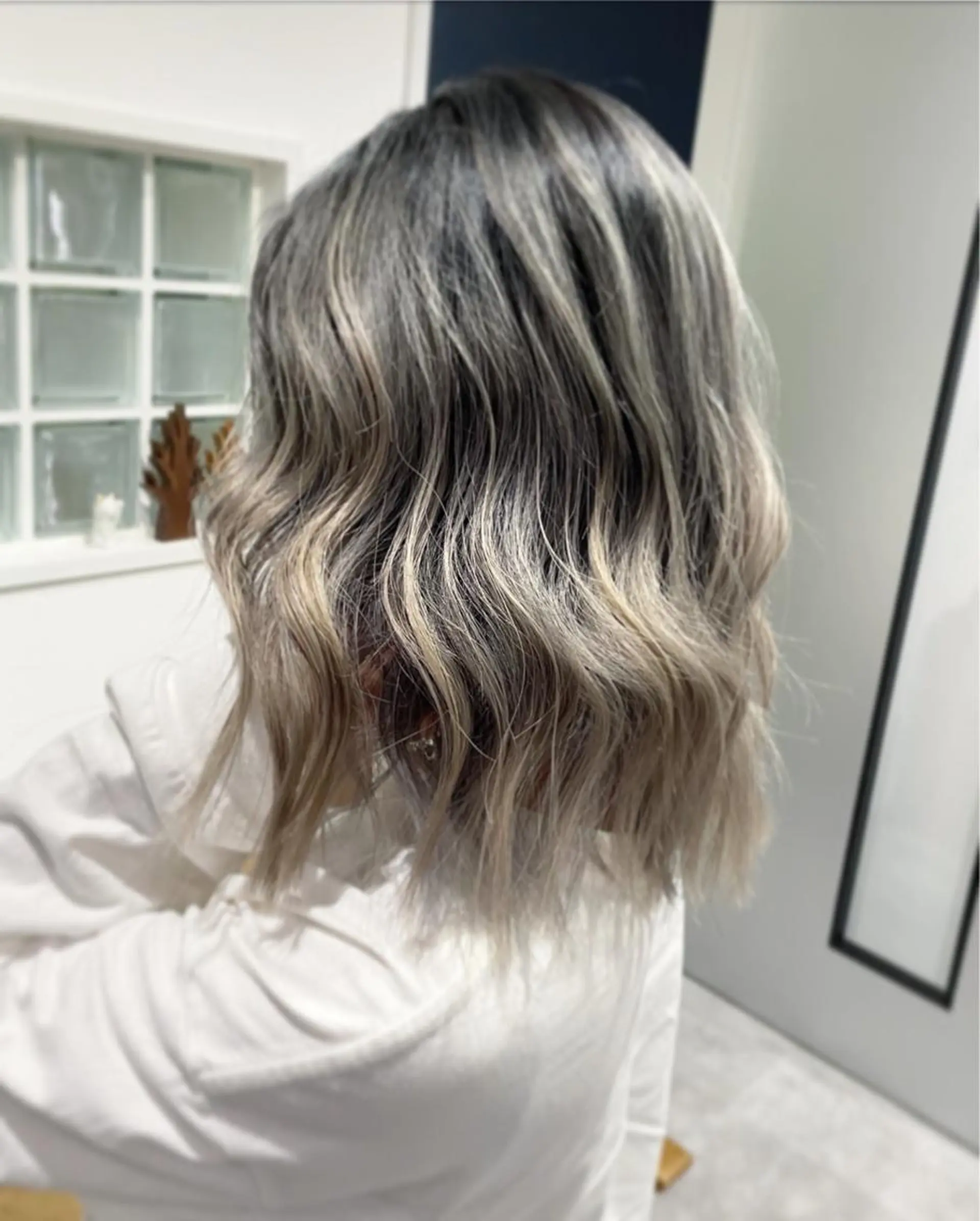セミロング カラー バレイヤージュ ブロンド 外国人風カラー レイヤーカット RU RIのヘアスタイル