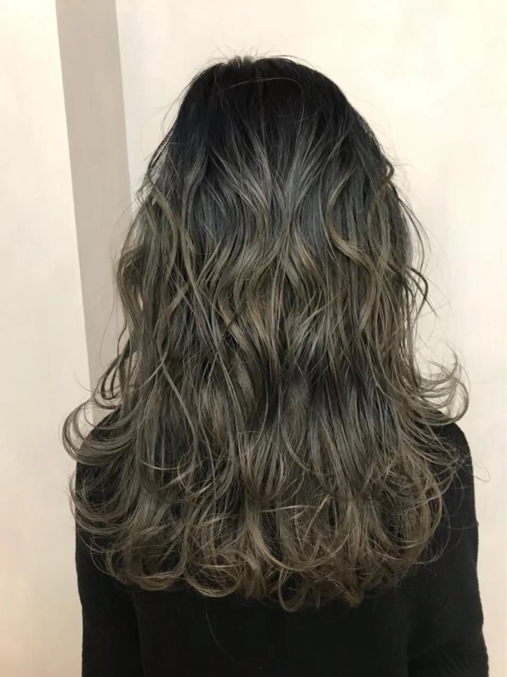 ロング カラー アディクシーカラー バレイヤージュ グラデーションカラー シルバー レイヤーカット BROCANTE立川 karasawa.nのヘアスタイル