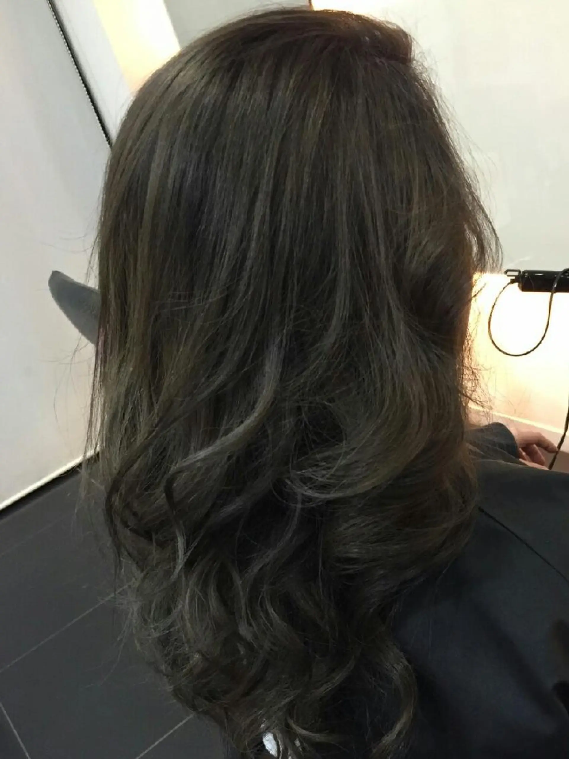 カラー セミロング アッシュ ブルーカラー ハイライトカラー シルバー シルバーアッシュ 大久保 隆蔵のヘアスタイル