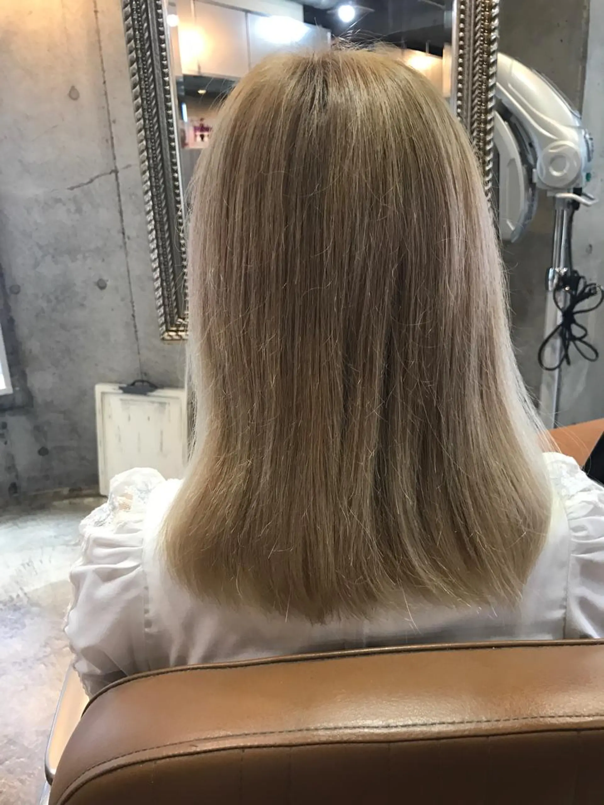 ミディアム カラー パーマ ヘアアレンジ メンズ キッズ ネイル マツエク・マツパ メンズハイトーン ベージュカラー ハイトーンカラー ハイトーンベージュ サロンドミルク 原宿のヘアスタイル