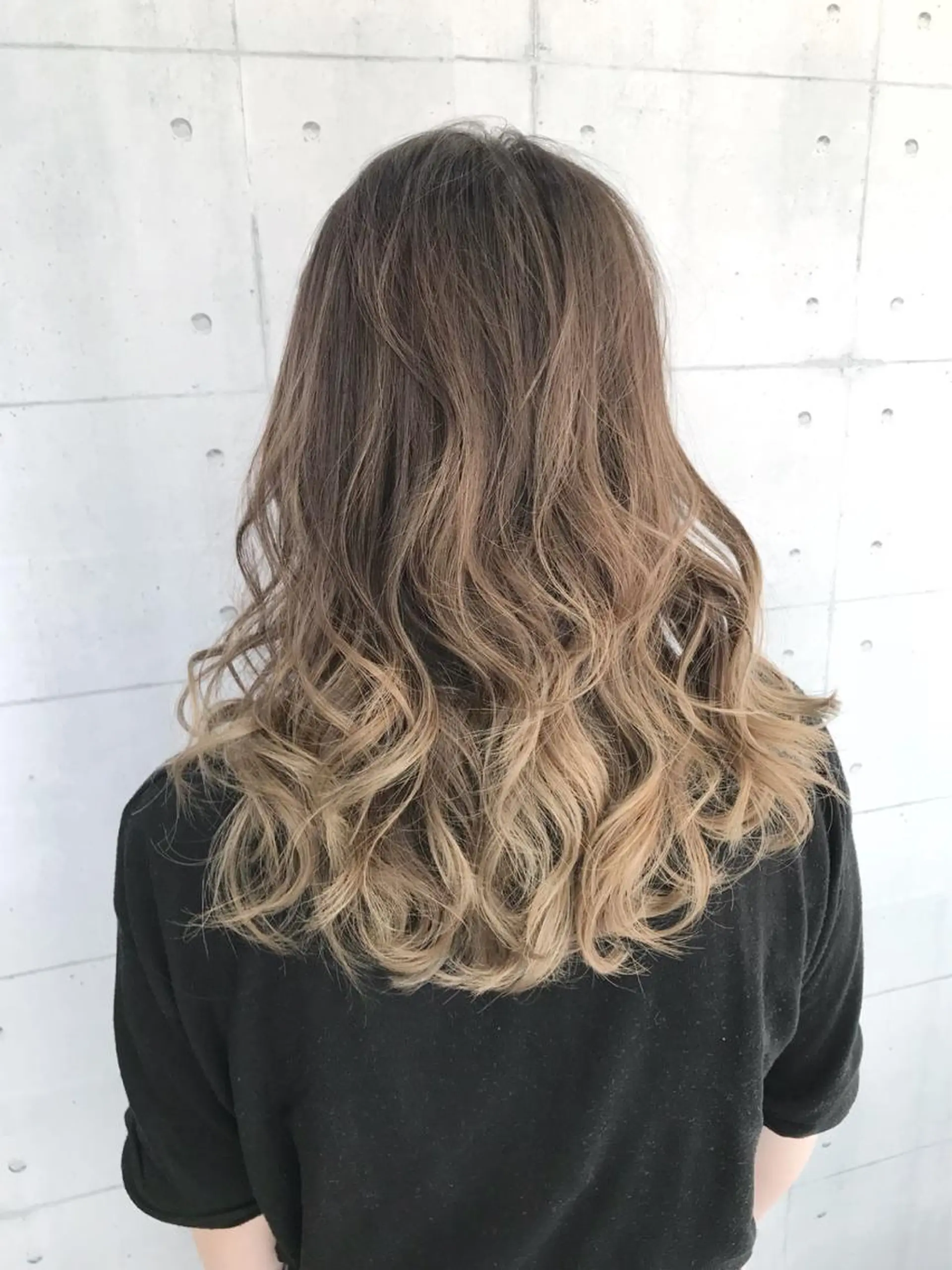 セミロング カラー アッシュ ベージュカラー ブリーチ グラデーションカラー 高木 麻知子のヘアスタイル