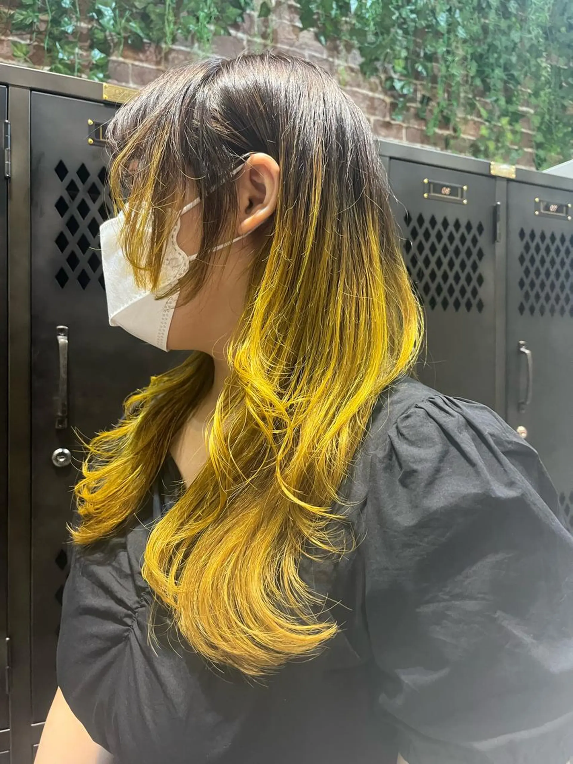 セミロング カラー ヘアアレンジ ブリーチ グラデーションカラー イエローカラー ウルフカット カット ヘアカラー トリートメント 清水　仰士 ROW町田のヘアスタイル