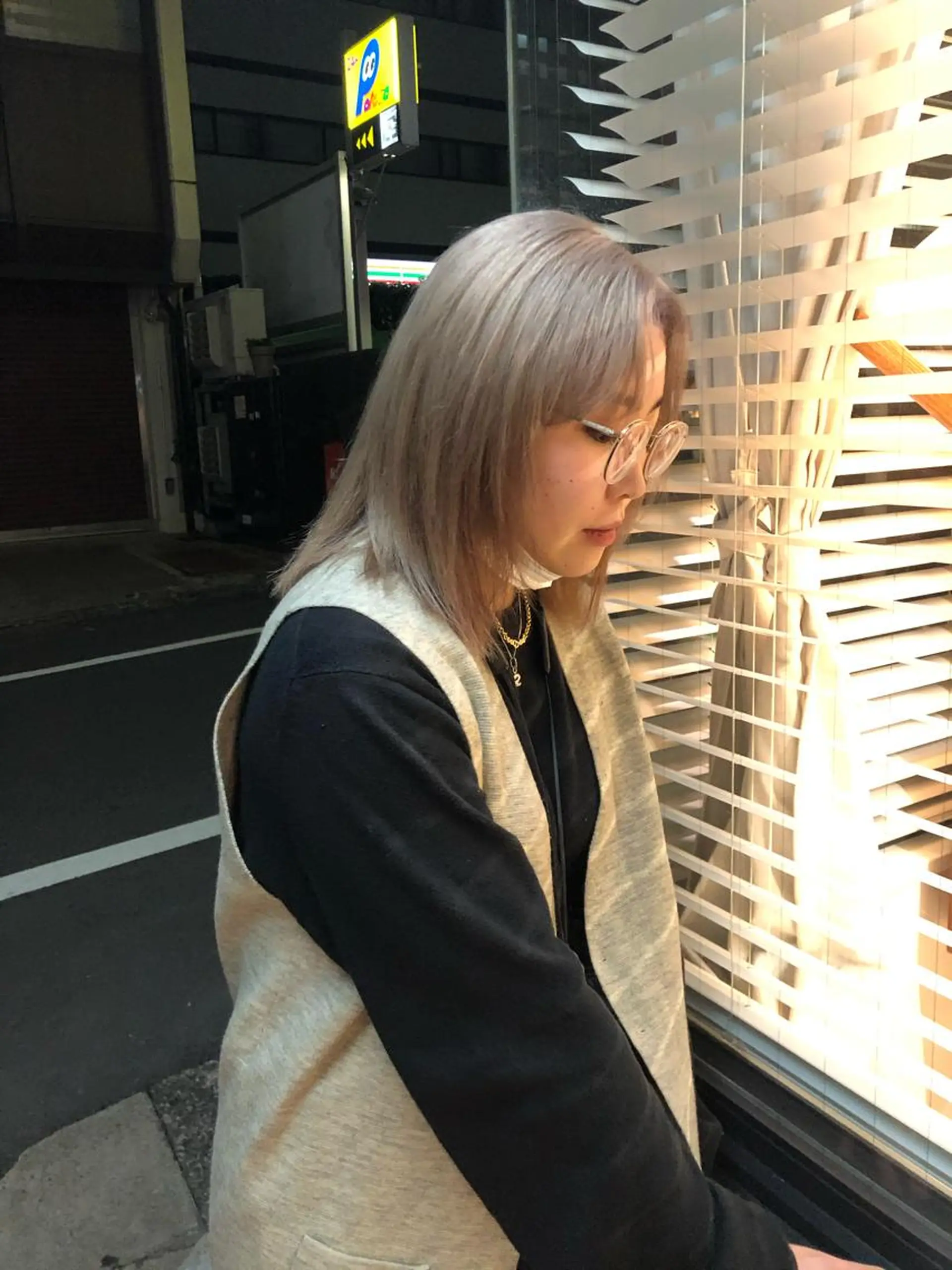 セミロング カラー ブロンド ホワイトブロンド カット ヘアカラー トリートメント 末崎 聖子のヘアスタイル