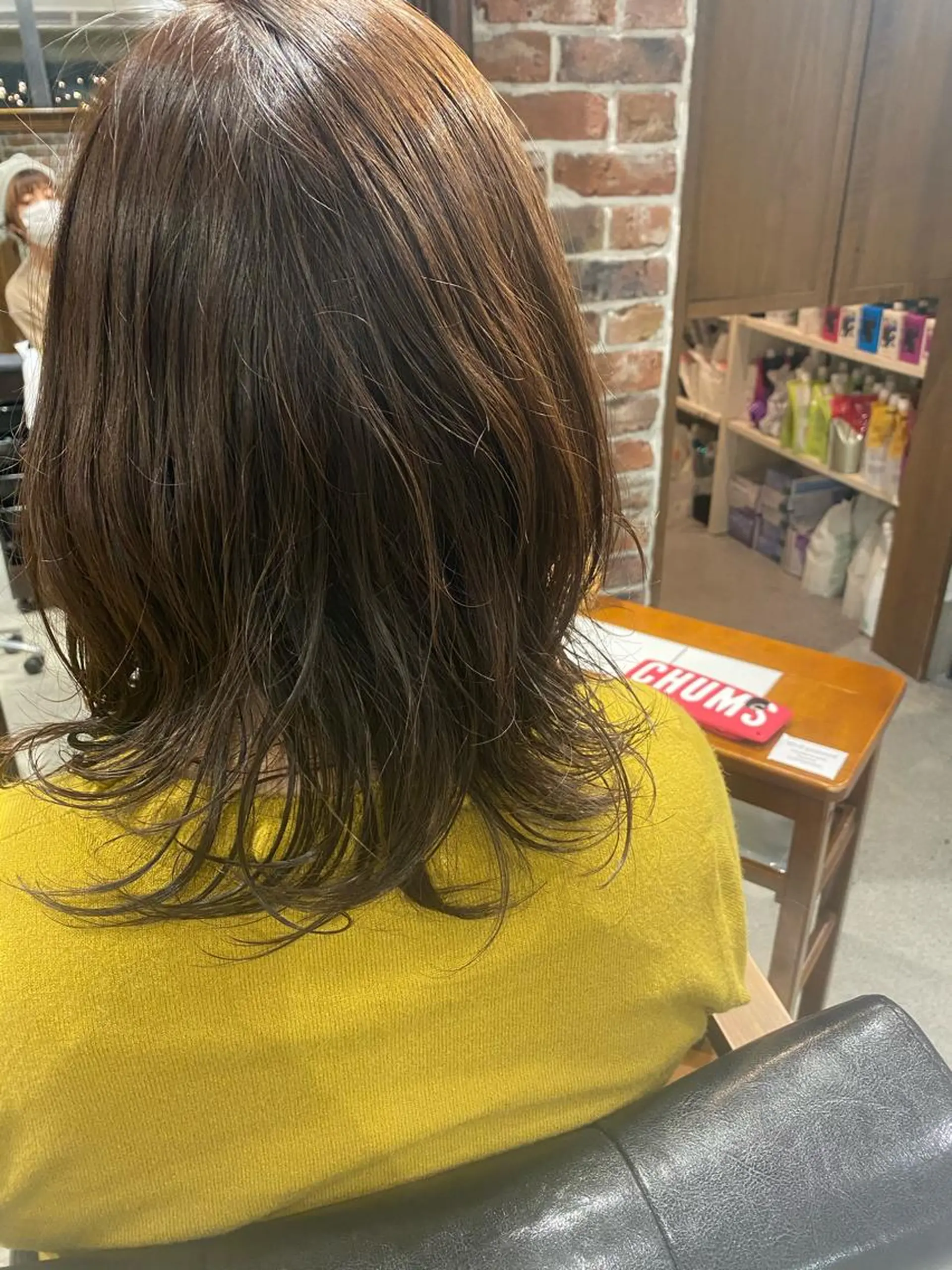 ミディアム カラー パーマ グレージュ くびれヘア レイヤーカット 外ハネヘア 沖田 舞衣のヘアスタイル