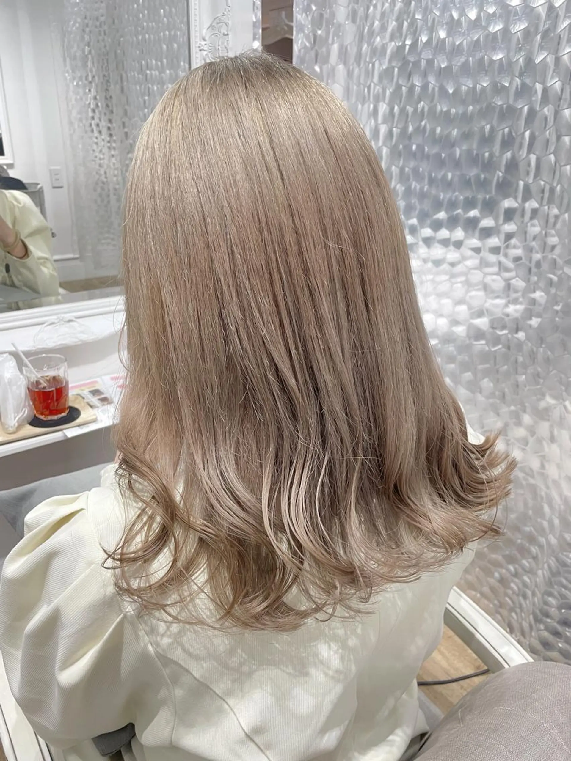 セミロング カラー ベージュカラー ブリーチ ホワイトベージュ ヘアカラー トリートメント 酸性縮毛矯正 梅田茶屋町 Juriのヘアスタイル