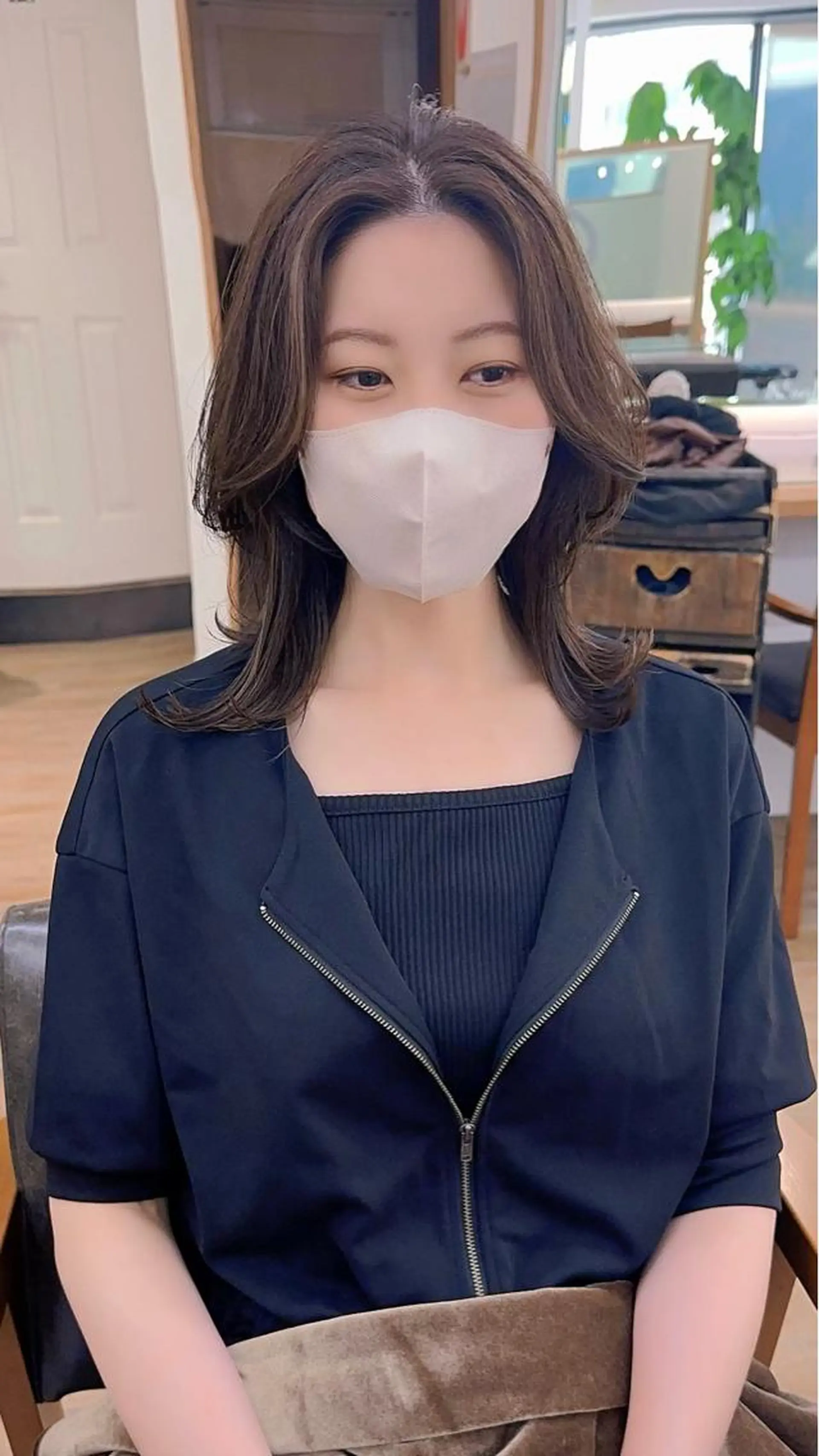 ミディアム カラー パーマ ヘアアレンジ メンズ キッズ ネイル マツエク・マツパ アイブロウ レイヤーカット／顔周 りカット/縮毛矯正のヘアスタイル