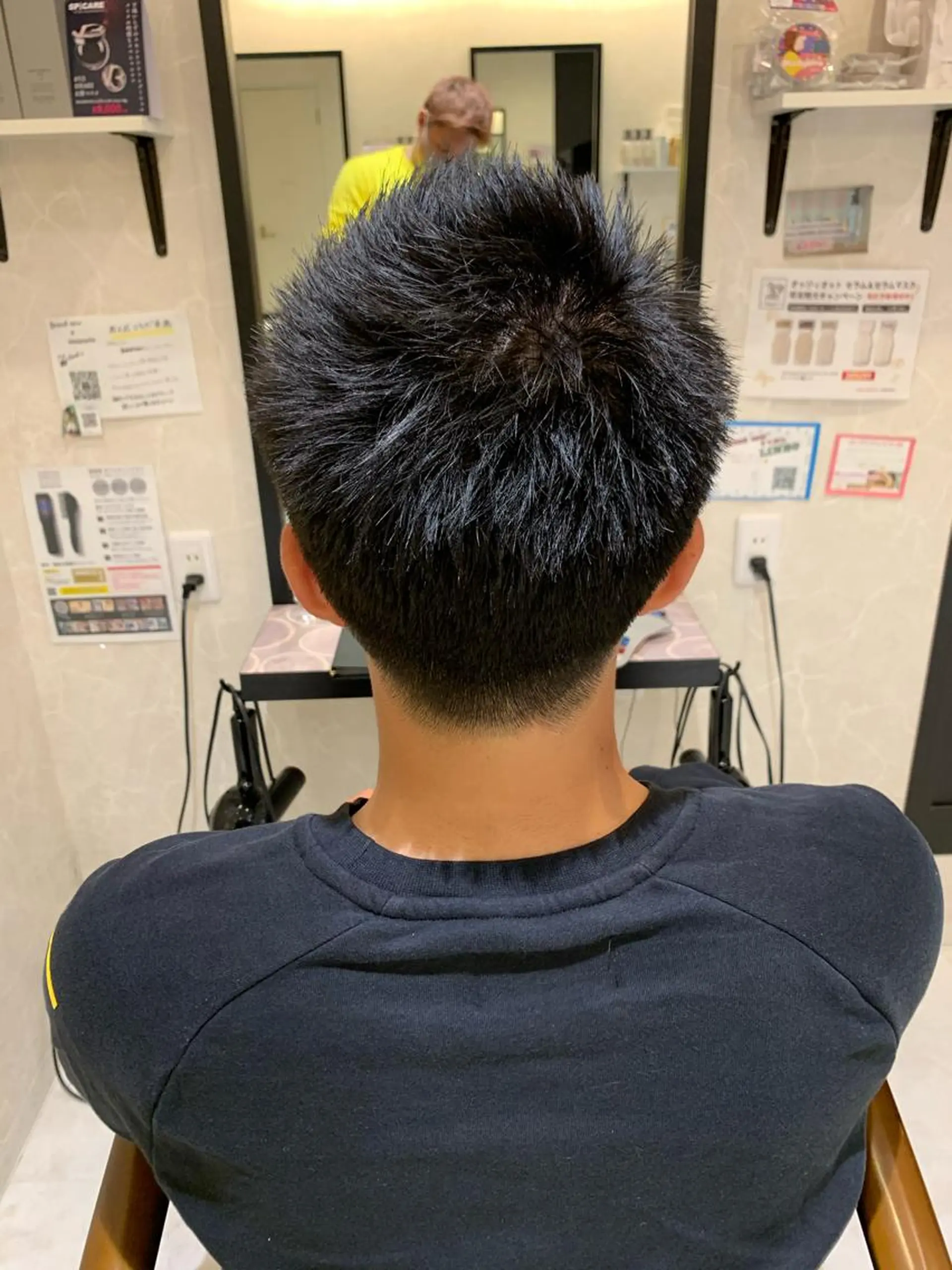 メンズ 濱田輝レイヤー 韓国風 ハイトーンのヘアスタイル