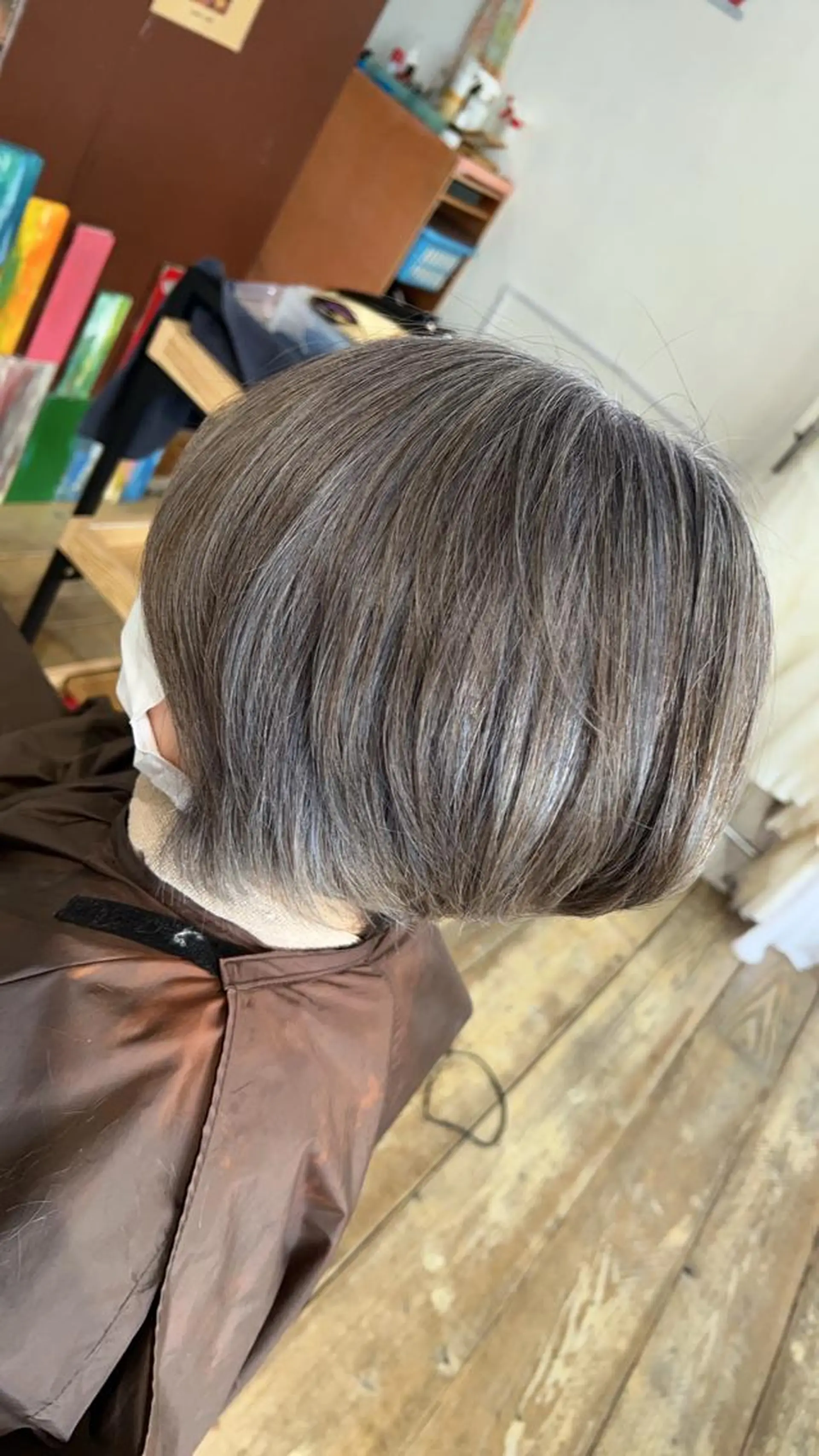 ショート カラー ブルーカラー グレージュ ハイライトカラー シルバー 卒業式のヘアスタイル ヘアカラー トリートメント Style Tのヘアスタイル