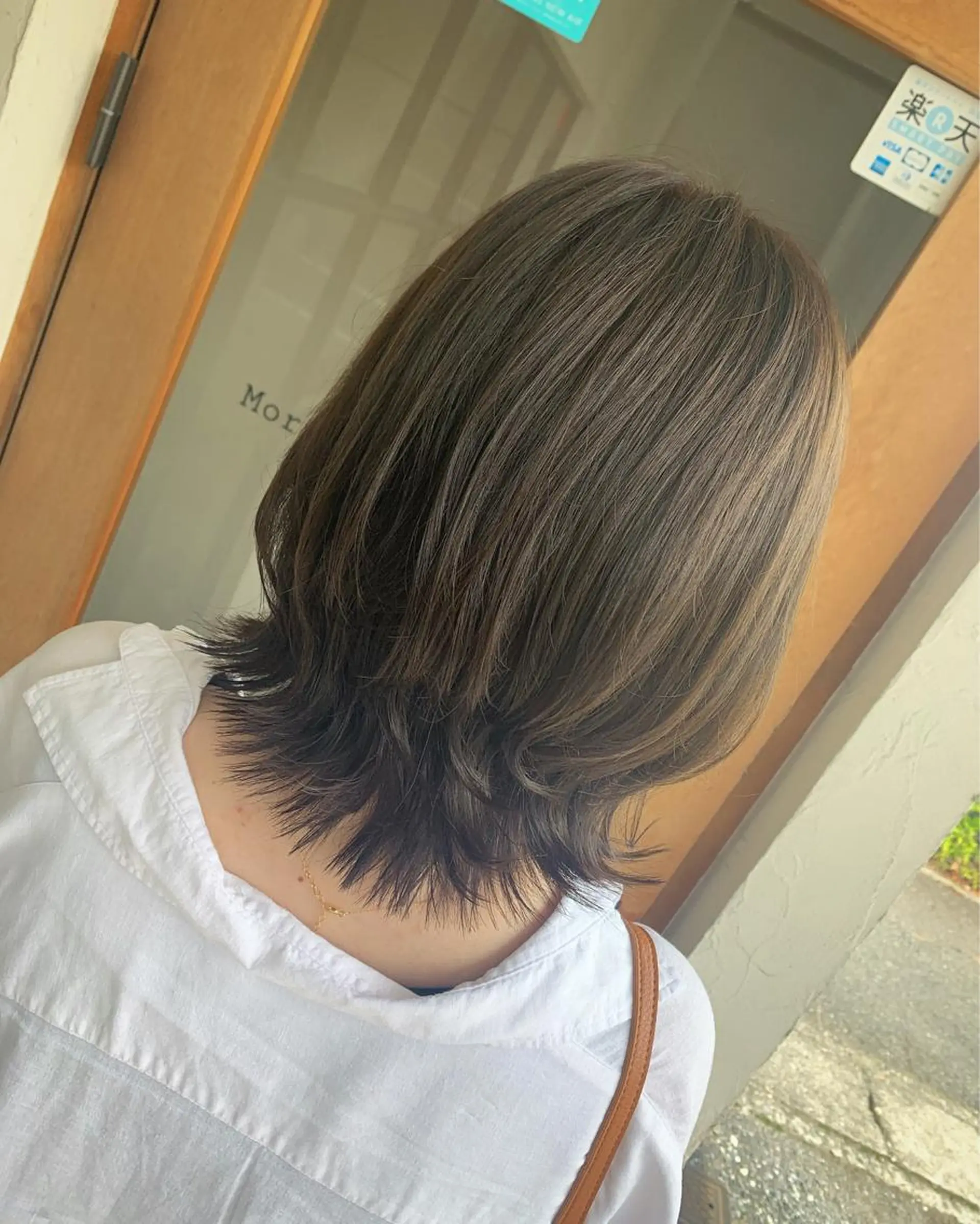 セミロング カラー オリーブカラー レイヤーカット 井上 花音のヘアスタイル