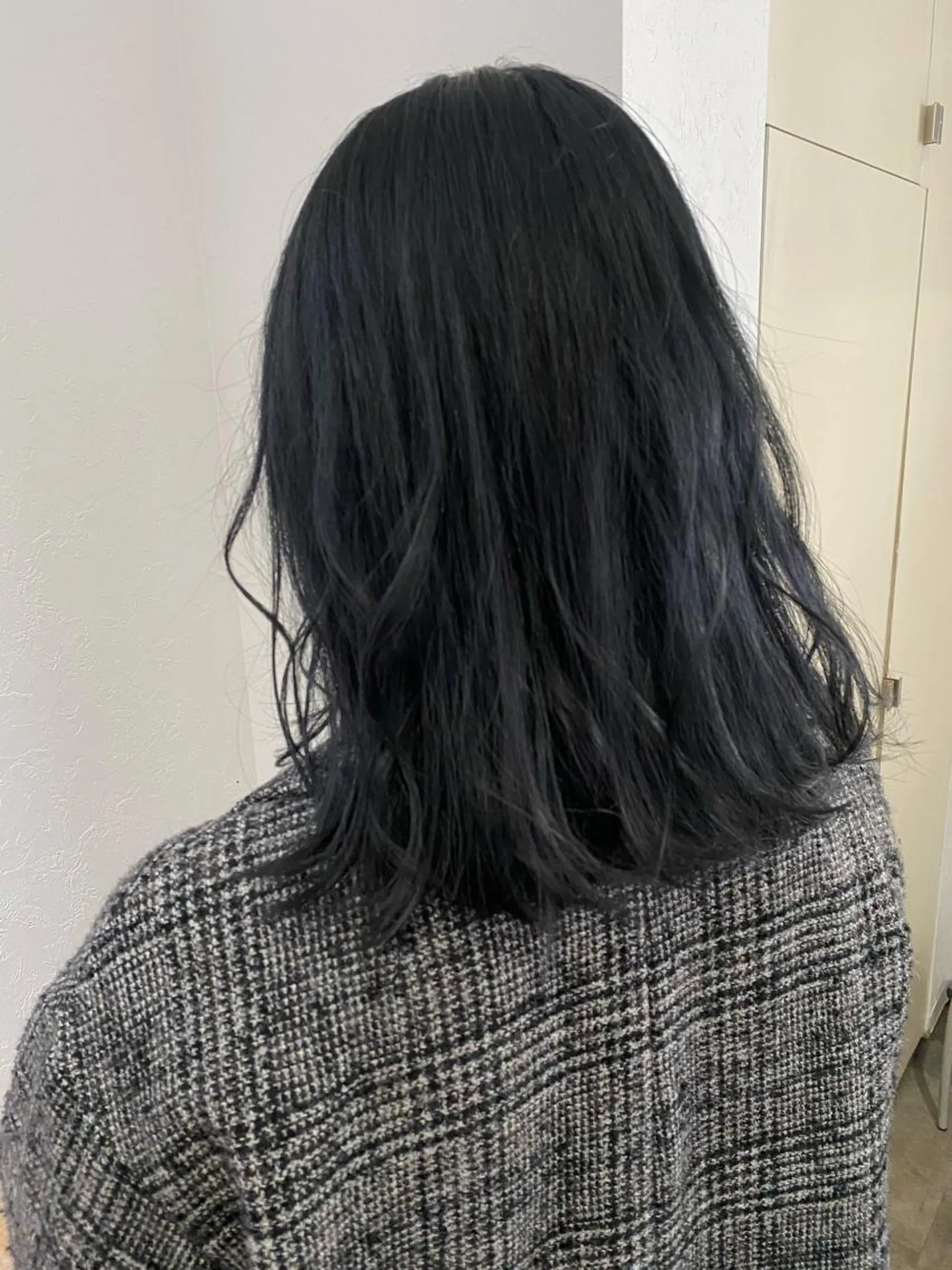 ミディアム カラー アディクシーカラー 黒髪 ブルーカラー ブルーブラック イルミナカラー 森貴裕/ベージュ/ パーマ/オリーブのヘアスタイル