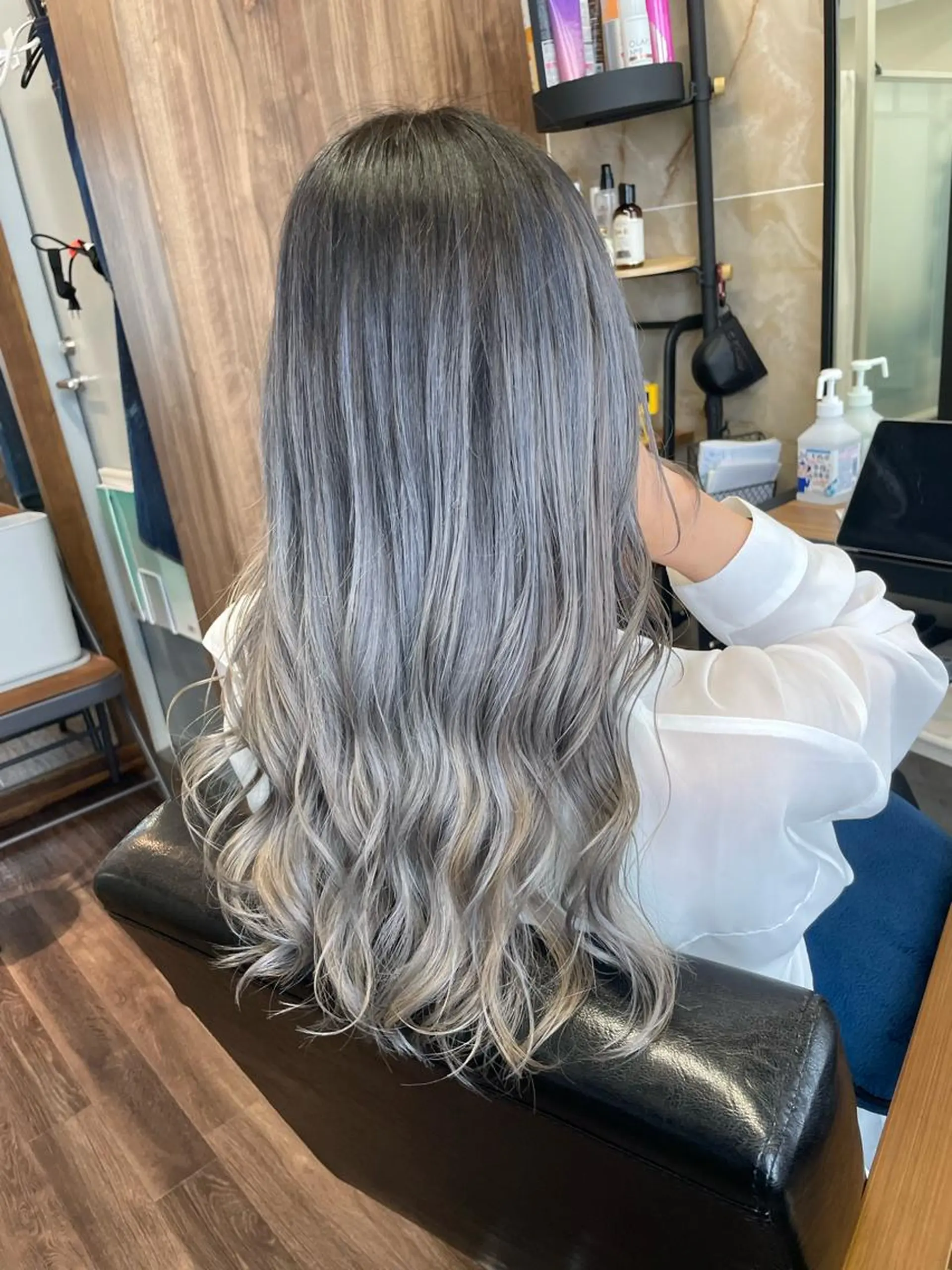 セミロング カラー ヘアカラー トリートメント Lull1人美容室 バレイヤージュのヘアスタイル