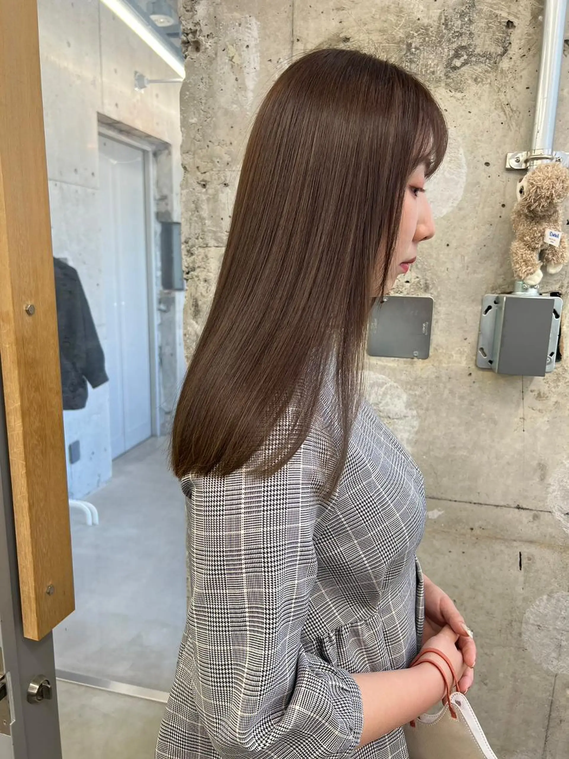 カラー パーマ ヘアアレンジ セミロング セミロングパーマ アディクシーカラー ベージュカラー ブリーチ ケアカラー ヘアカラー トリートメント ヘアケア特化型サロン newi 梅田のヘアスタイル