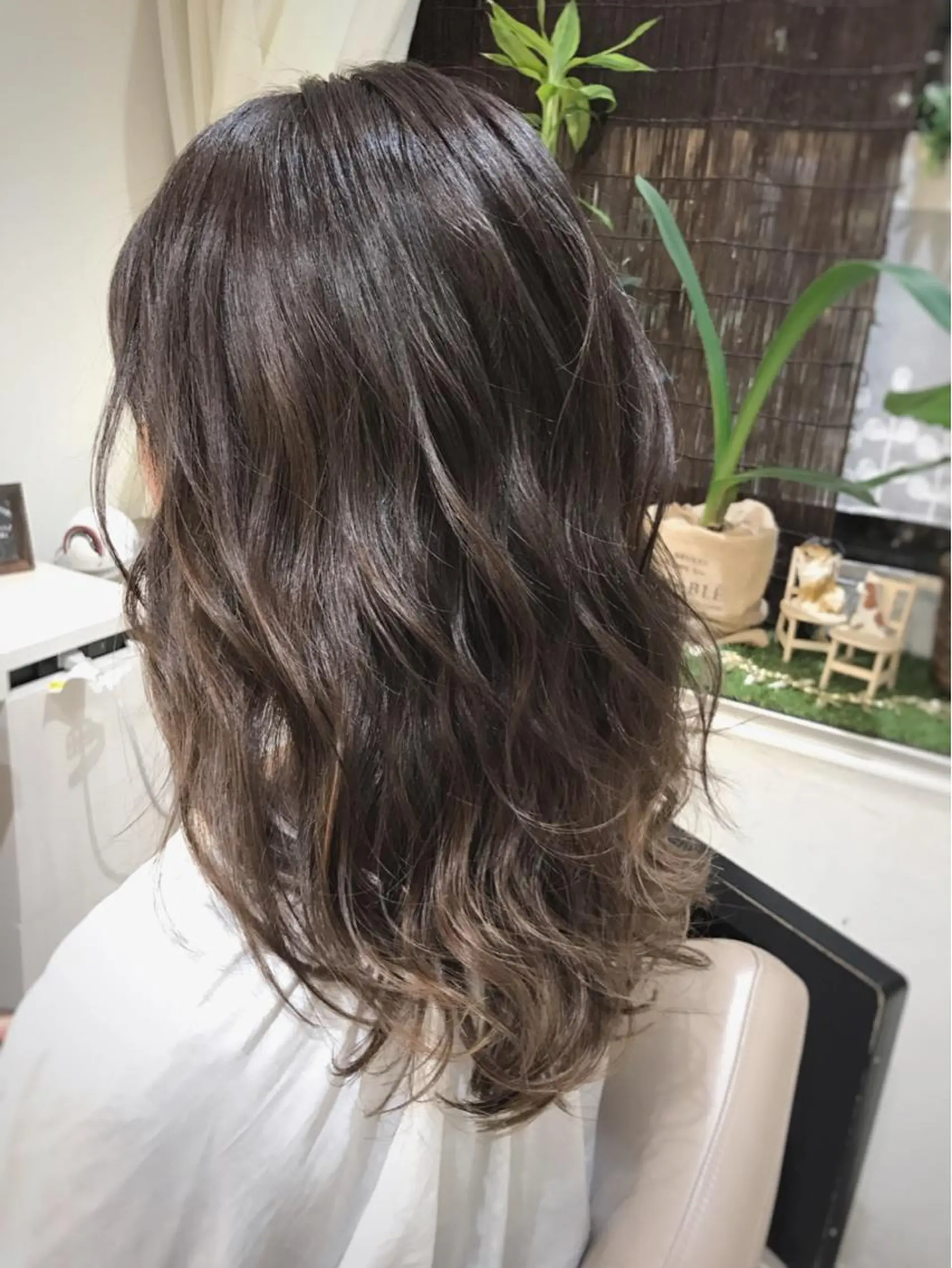 セミロング カラー 透明感カラー デザインカラー グラデーションカラー グレージュ ハイライトカラー 山崎俊輔/髪質改善 /バレイヤージュのヘアスタイル