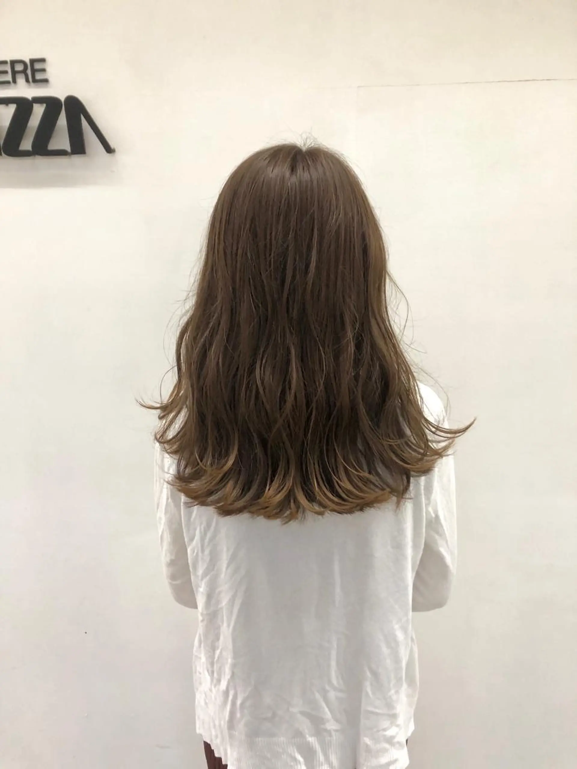 セミロング カラー ブリーチ グレージュ ブリーチなしカラー 東條 克義のヘアスタイル