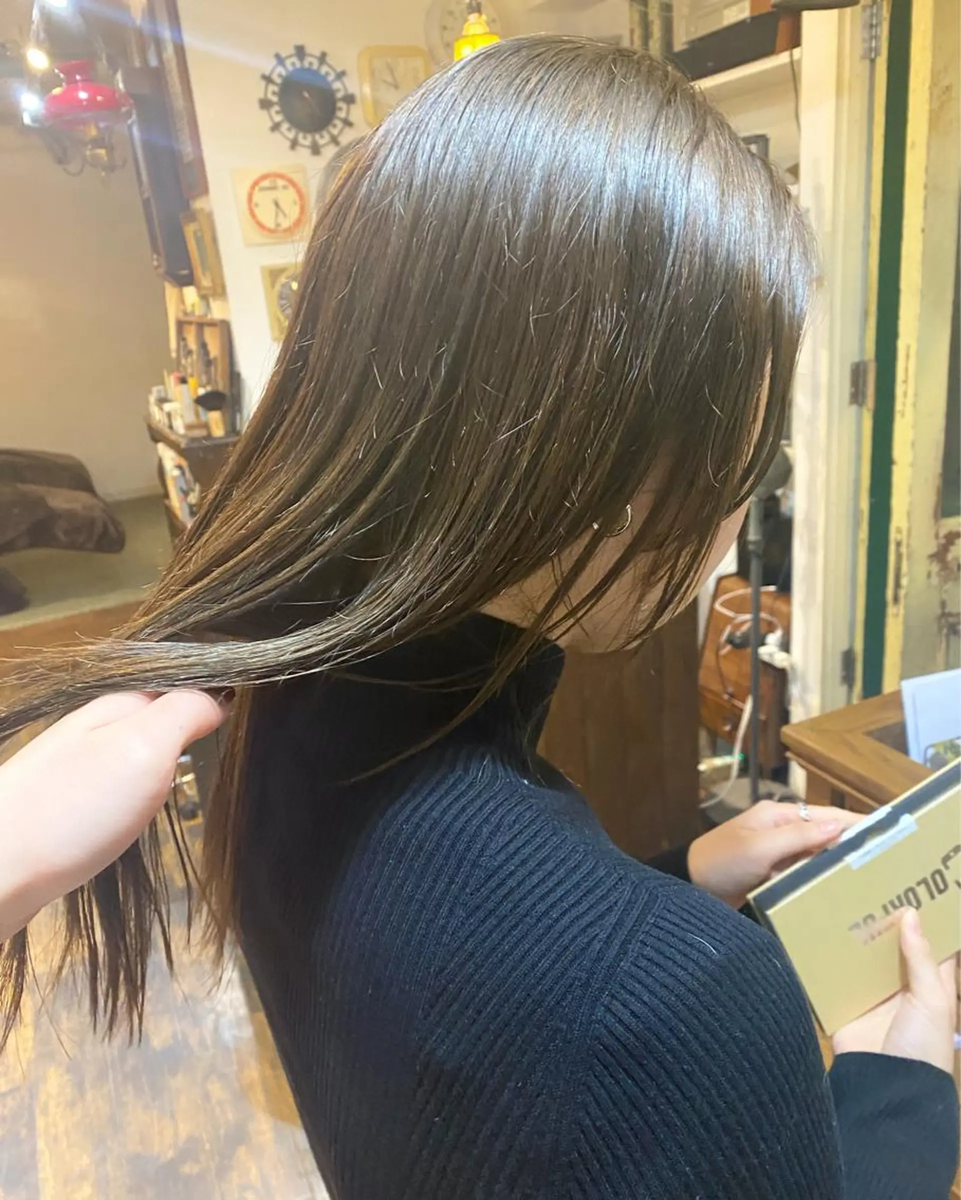 セミロング カラー ベージュカラー ブリーチ ブリーチなしカラー オリーブベージュ AYANO ／レイヤー／オリーブのヘアスタイル
