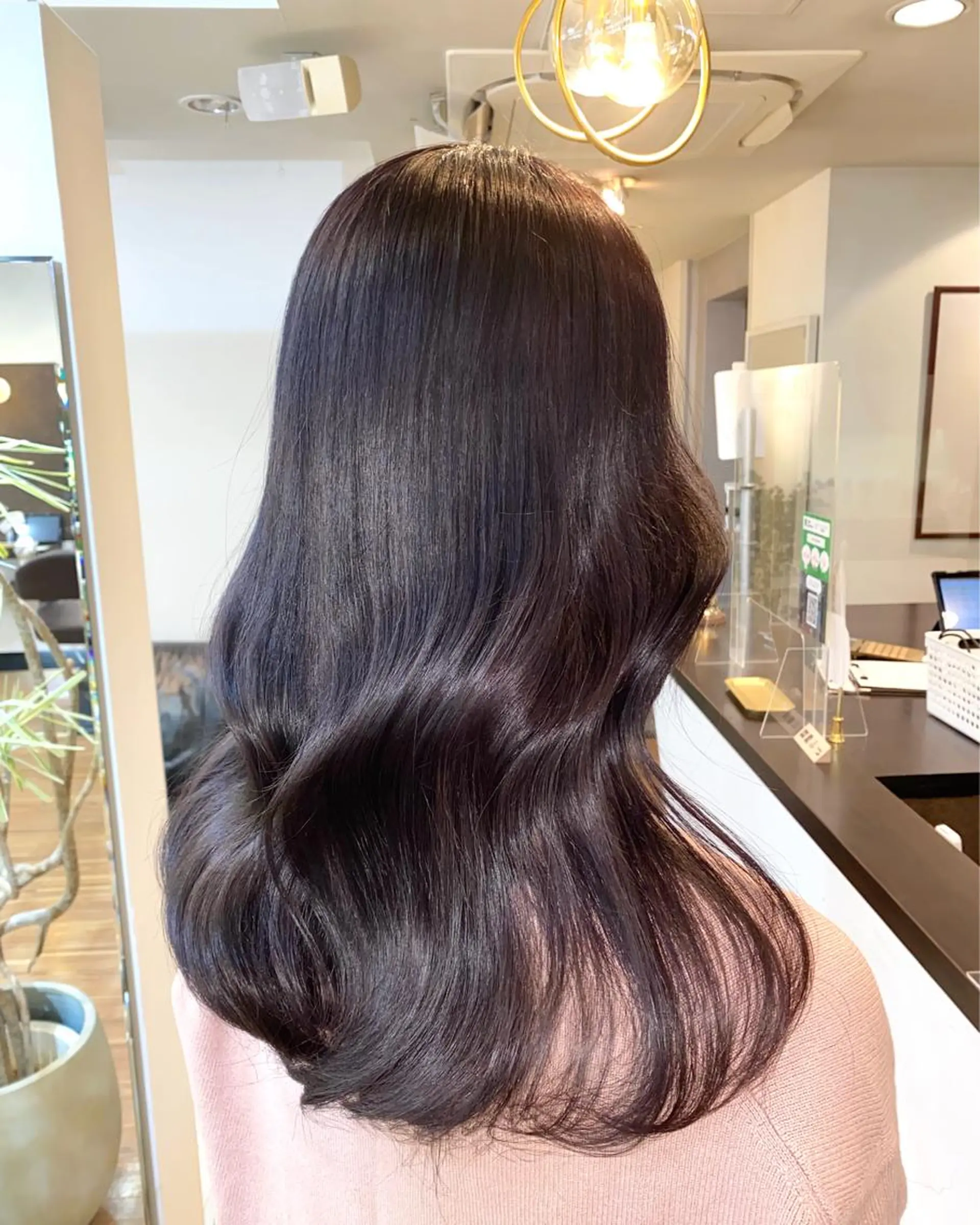 セミロング カラー バイオレットカラー 色ムラ修正の神様 新宿ハイトーンかすみのヘアスタイル