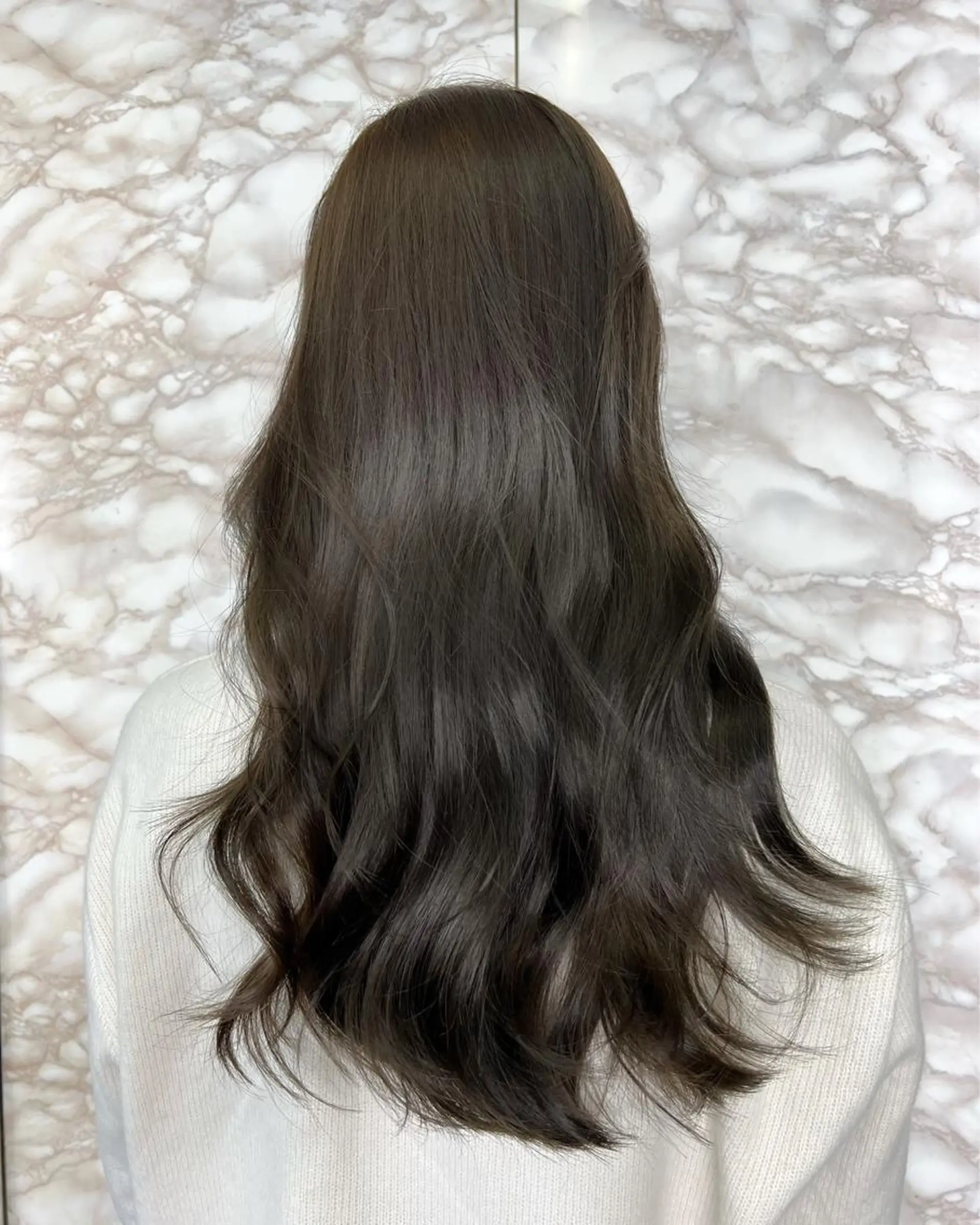 ミディアム カラー グレージュ 🌟小顔レイヤー× 赤み消し透明感カラーのヘアスタイル