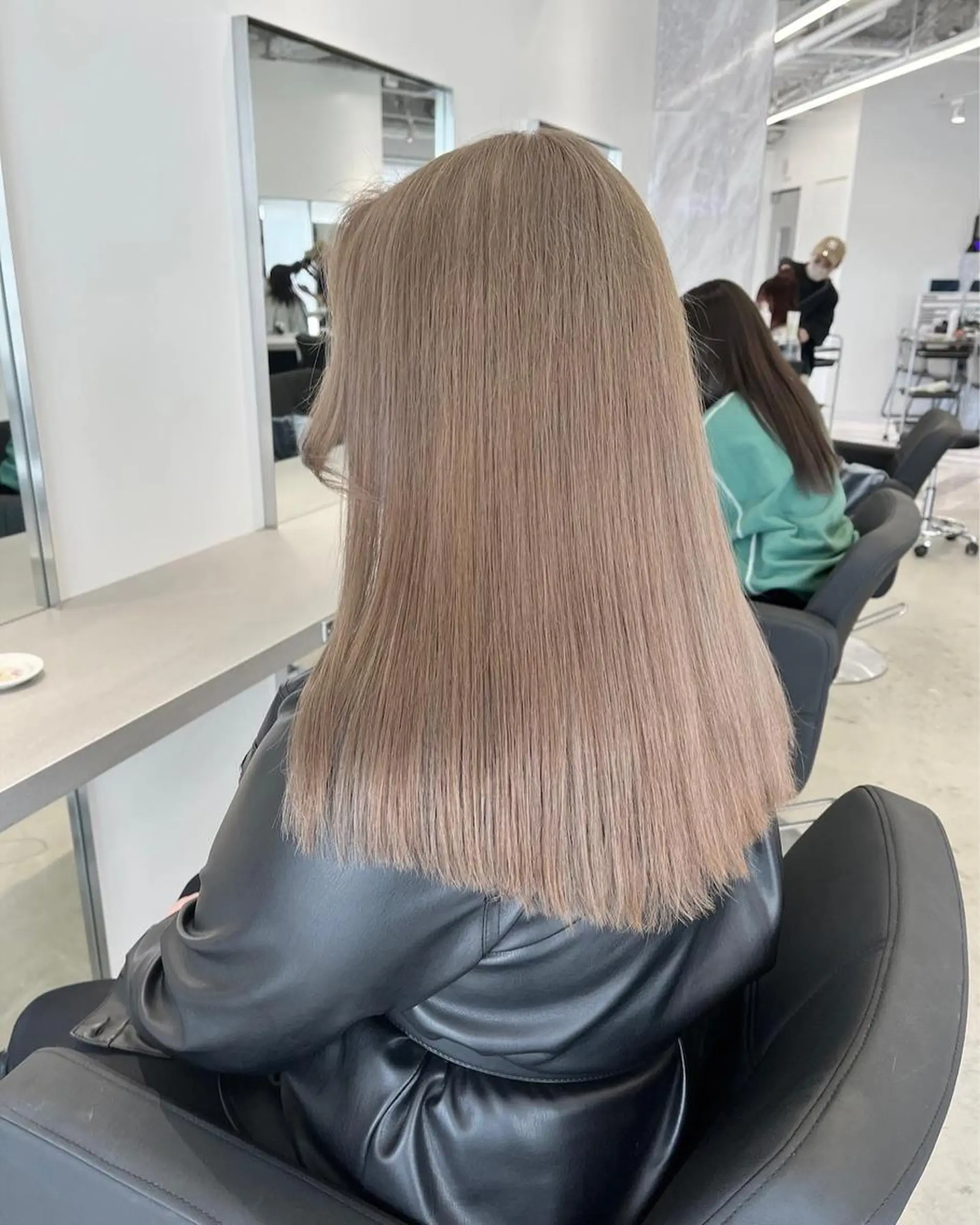 セミロング karin🪩海外風 バタフライカットのヘアスタイル