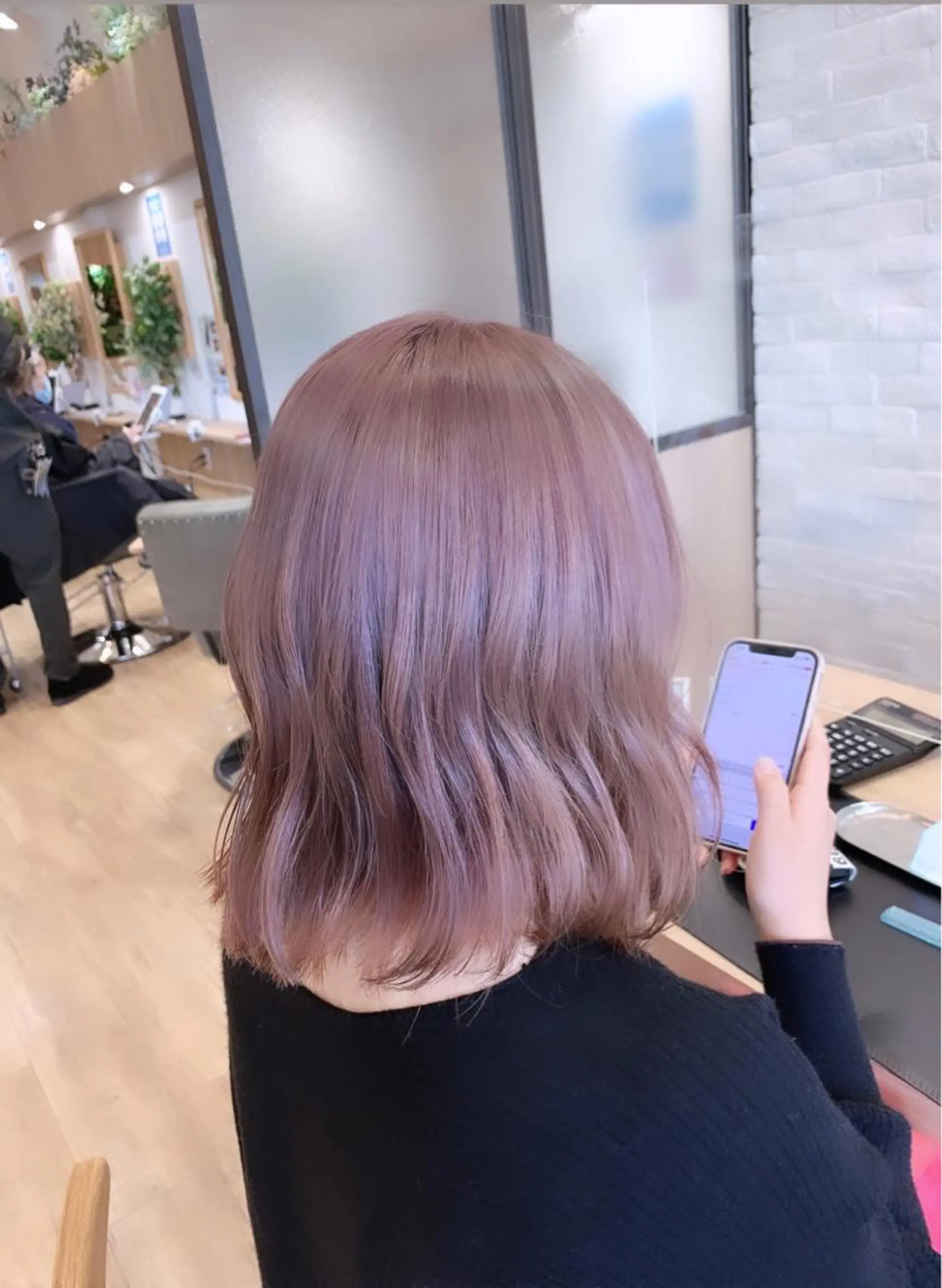 セミロング 瀧優華白髪ぼかし 大人レイヤー🩵のヘアスタイル