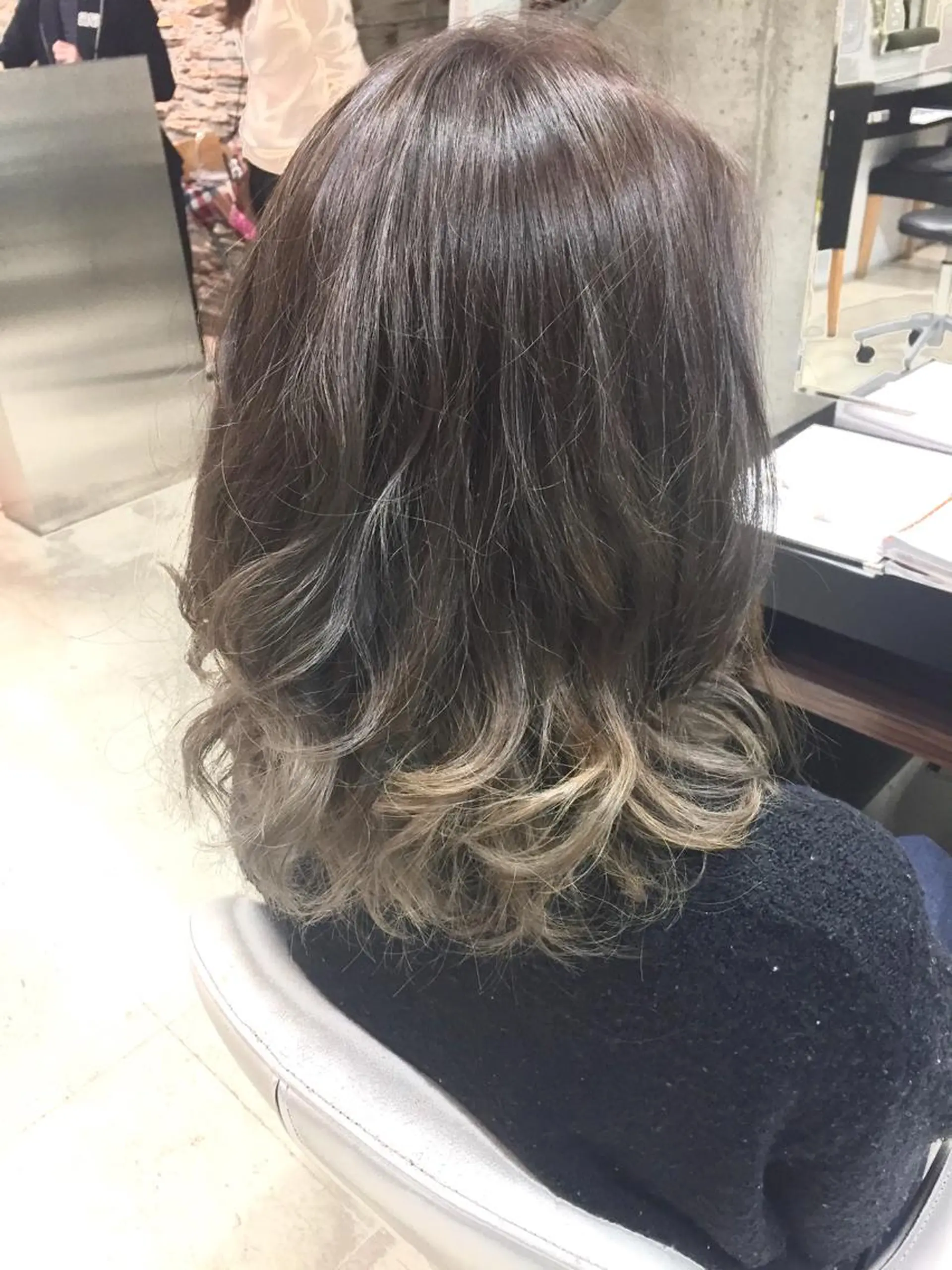 ミディアム カラー アッシュ 髪質改善×レイヤー 高嶋のヘアスタイル
