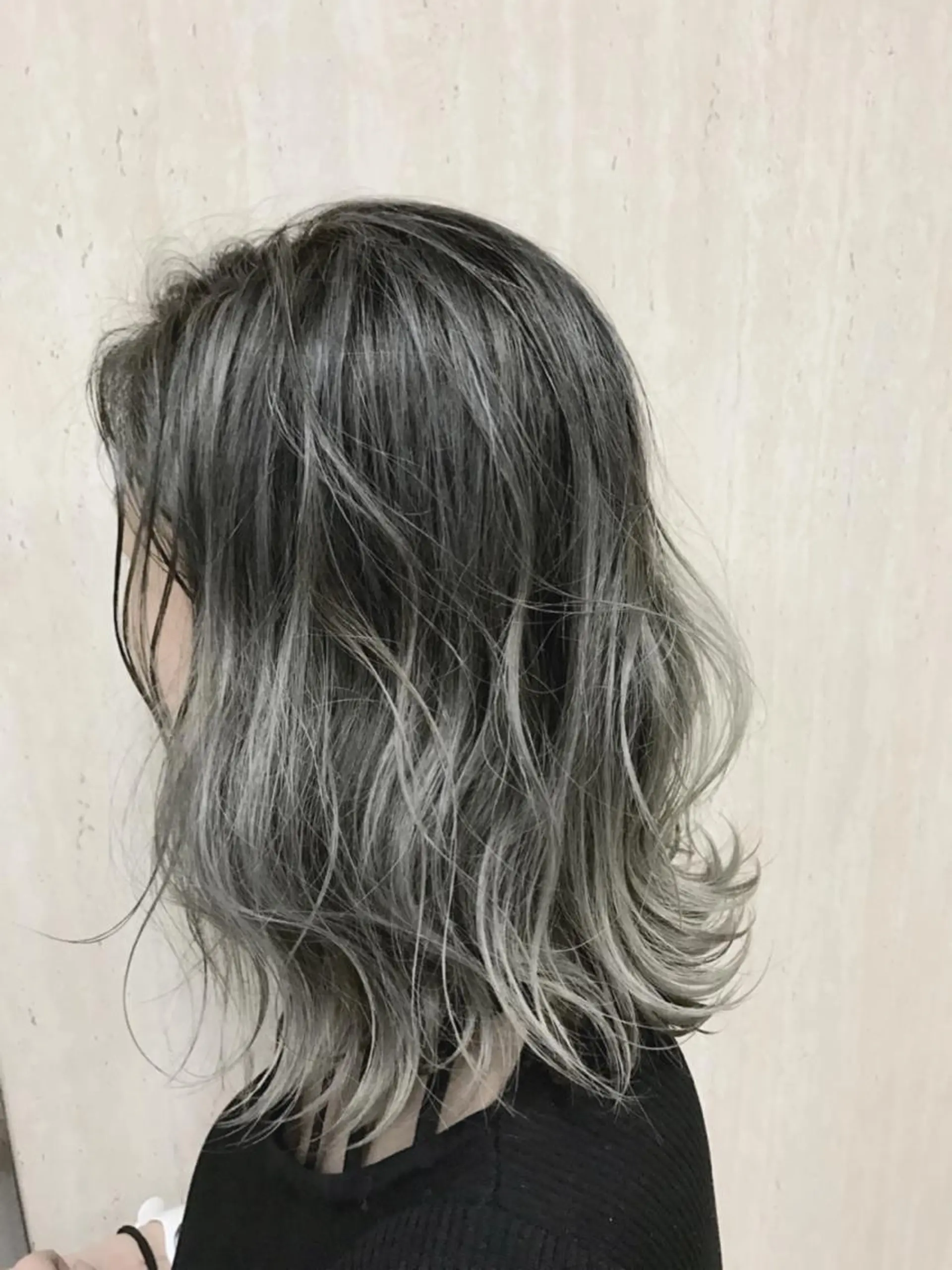 ミディアム ネイル アッシュ グラデーション シルバー Eliss 堀江のヘアスタイル