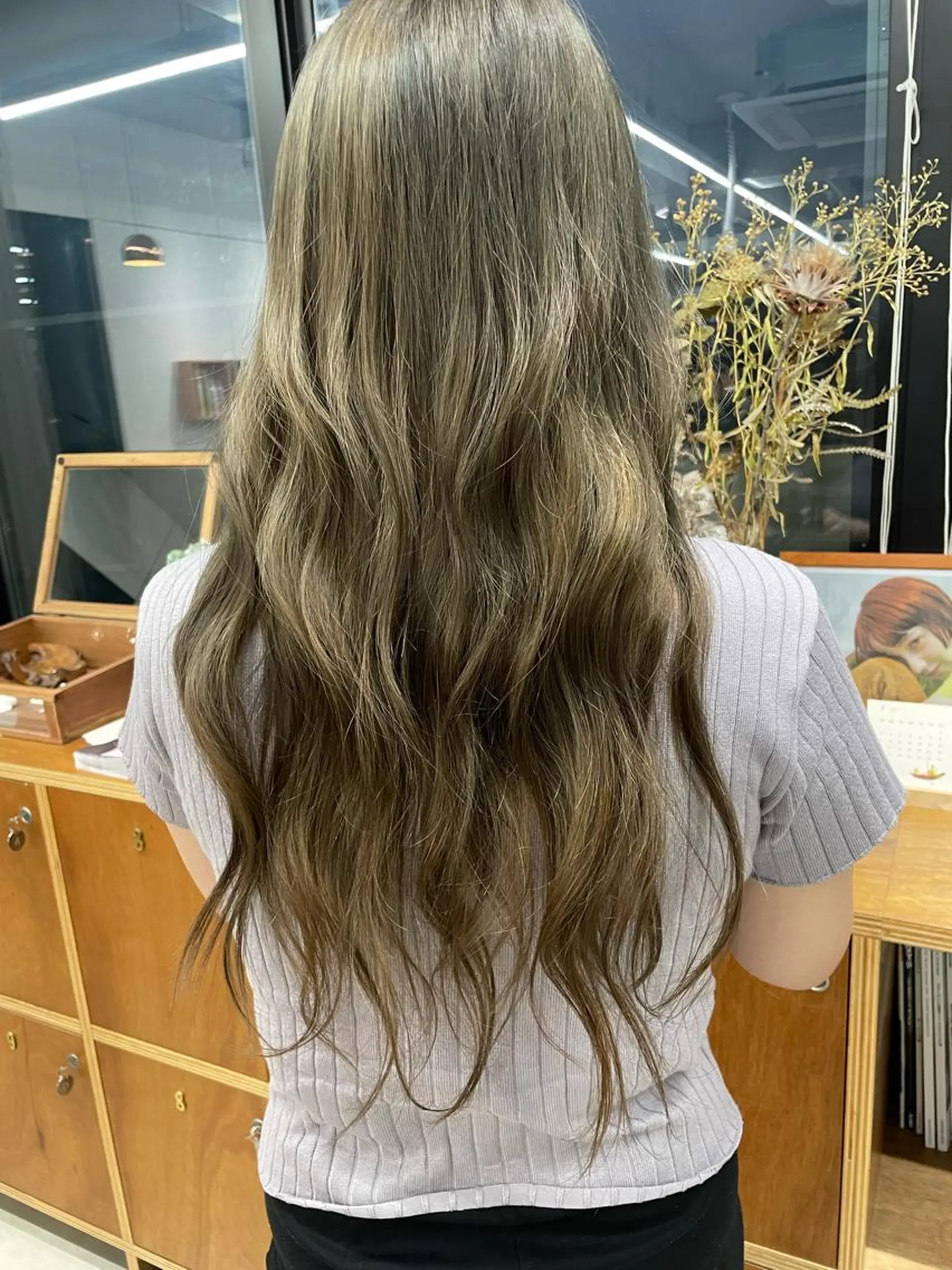 ロング カラー ベージュカラー ブリーチ オリーブベージュ 鶴井 美空のヘアスタイル