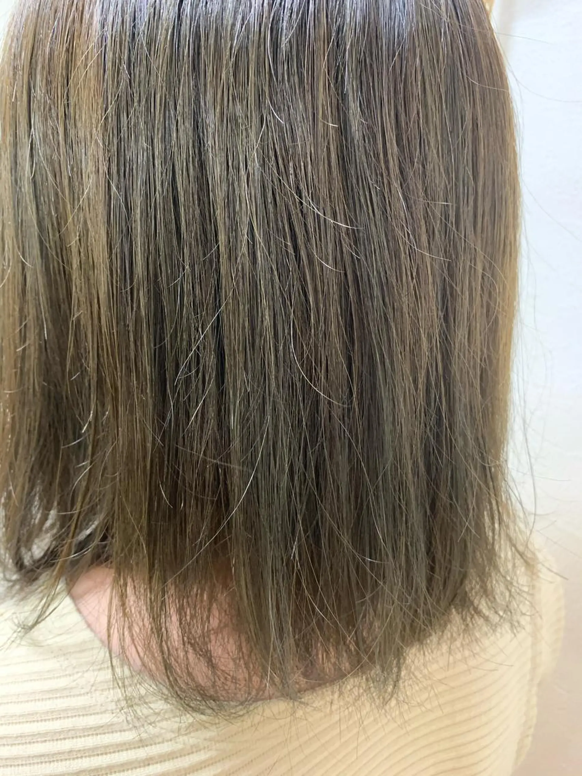 ショート 鮮やかカラーと艶髪 美容師を目指すモリーのヘアスタイル
