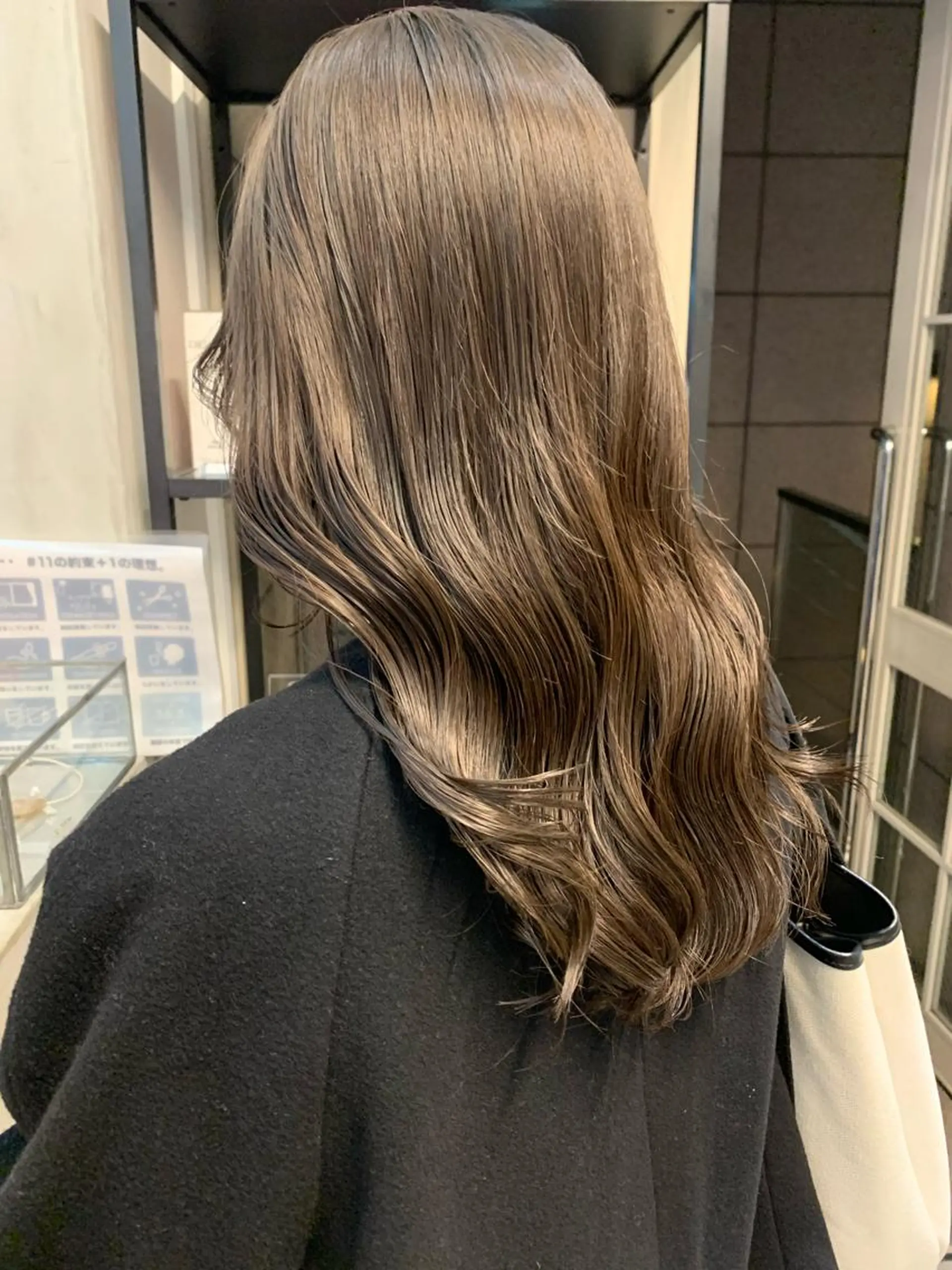 セミロング カラー マツエク・マツパ ハイトーンボブ 前田 表参道　グレージュのヘアスタイル