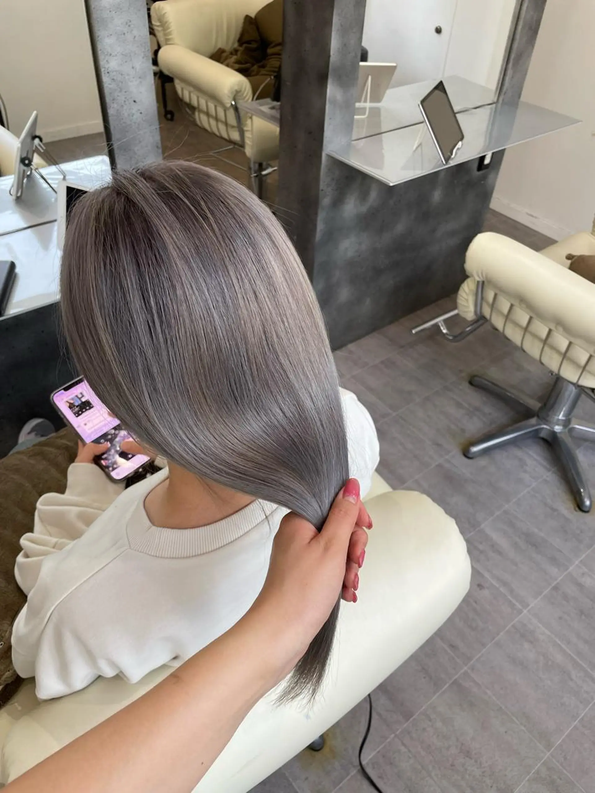 セミロング カラー ラベンダーカラー シルバー 外国人風カラー Merlyosaka 早川未来のヘアスタイル