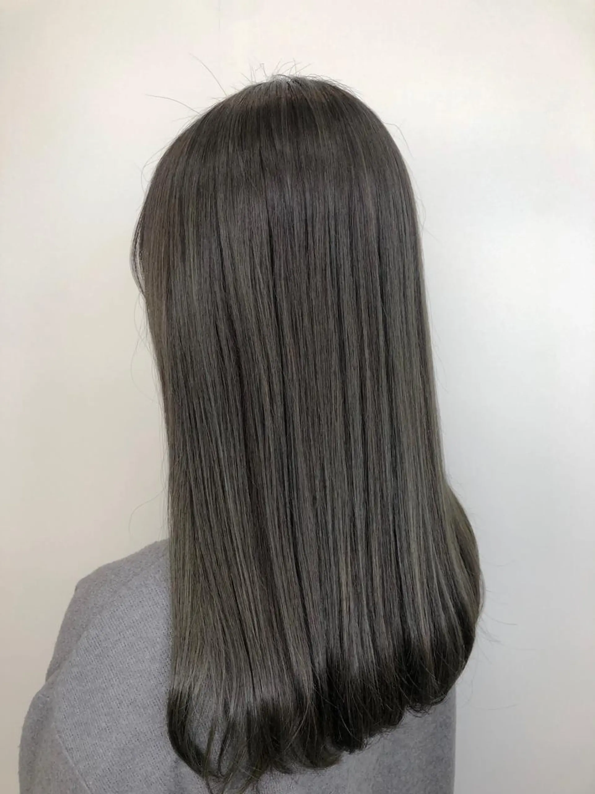 セミロング カラー グレージュ オリーブグレージュ オリーブグレー トリートメント SALOWIN神戸三宮East店所属・【透明感、艶髪】西村 有司のヘアスタイル