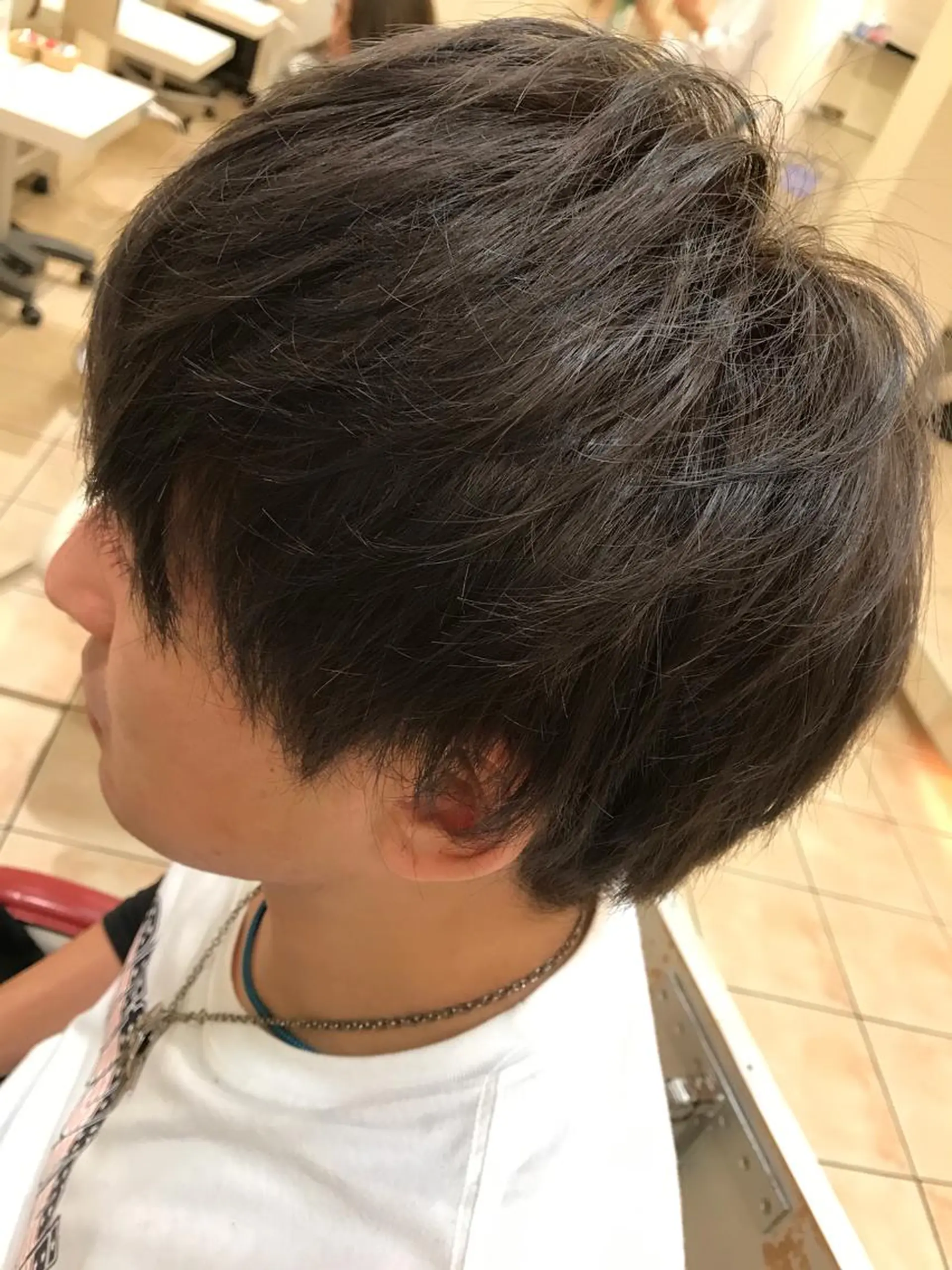 カラー メンズ アッシュ アッシュグレー 斎藤 彩香のヘアスタイル