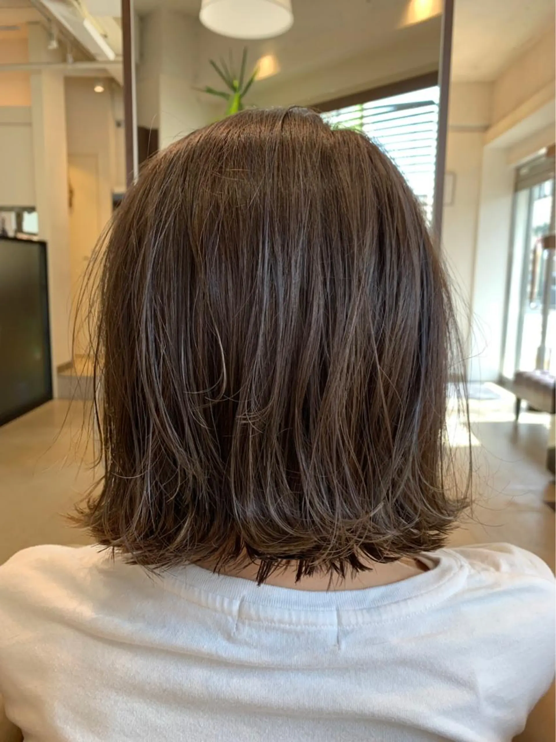 ミディアム ボブ ハイライト 外ハネヘア newi saLyu 片岡ふきのヘアスタイル