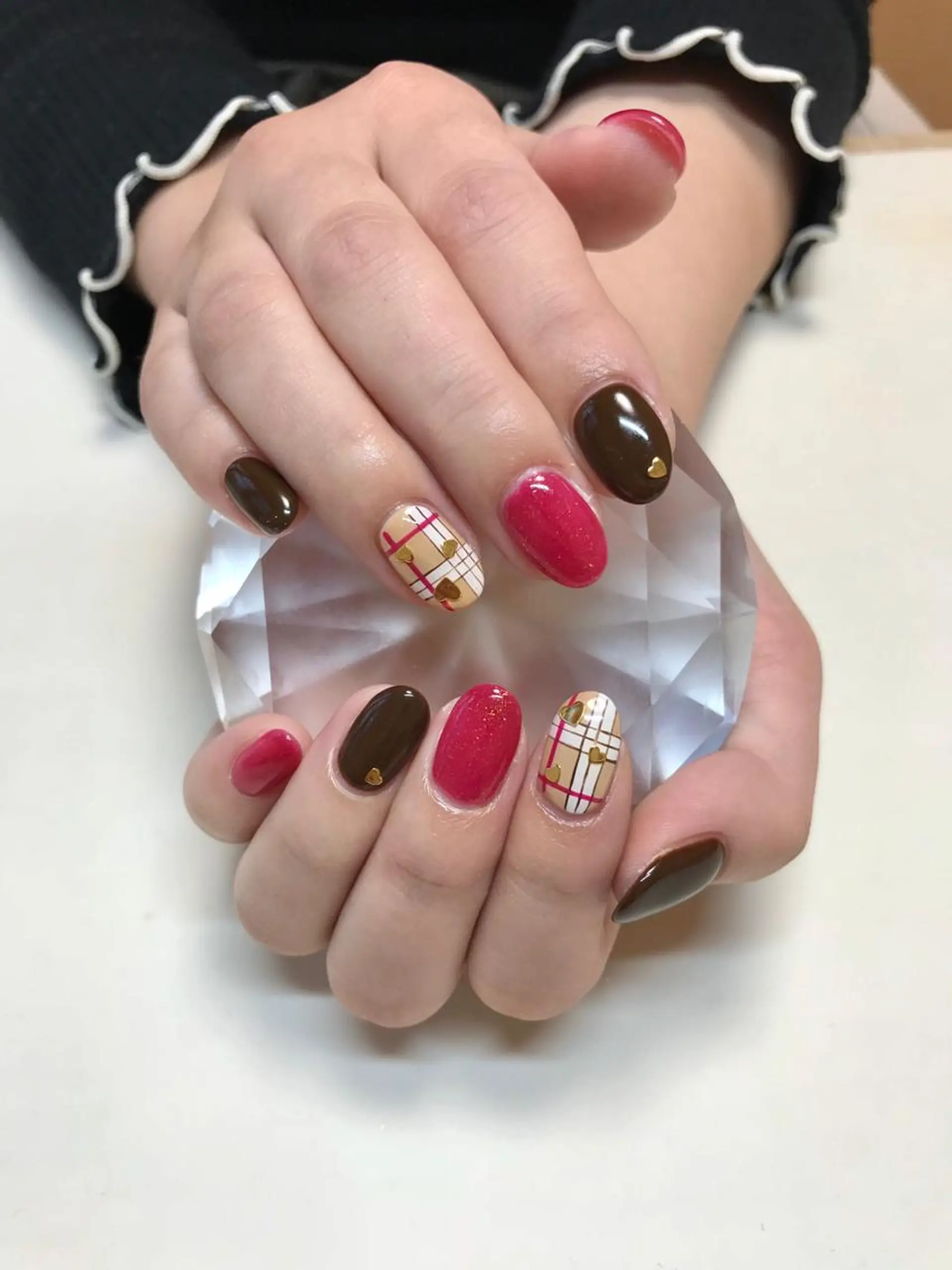 ネイル ストーンネイル バレンタイン 'mm  (ミリ) ＭＡＮＡＭＩのネイルデザイン