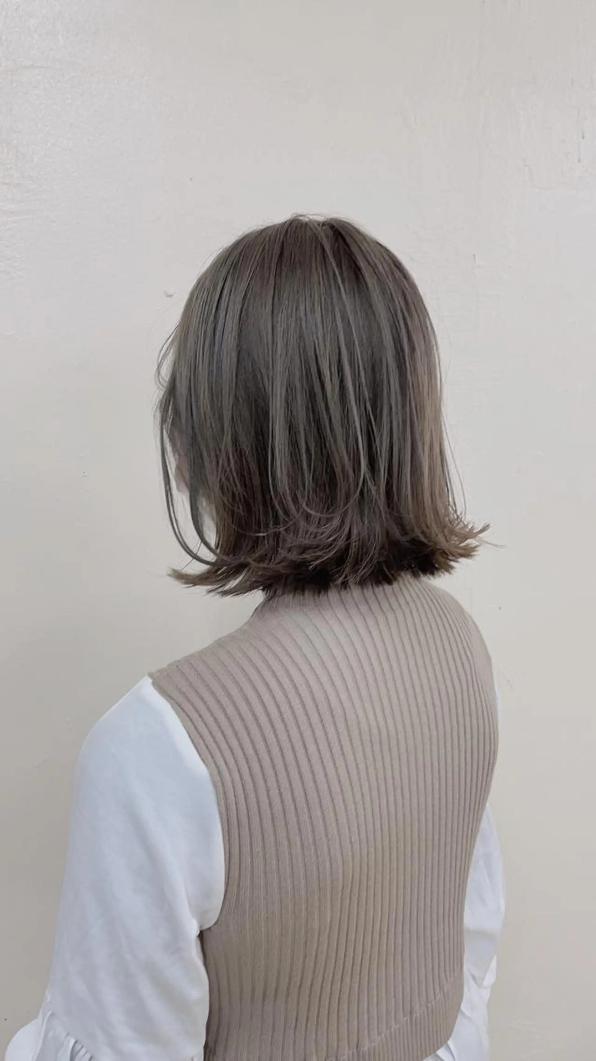 カラー ミルクティーカラー イイサカシュンスケのヘアスタイル