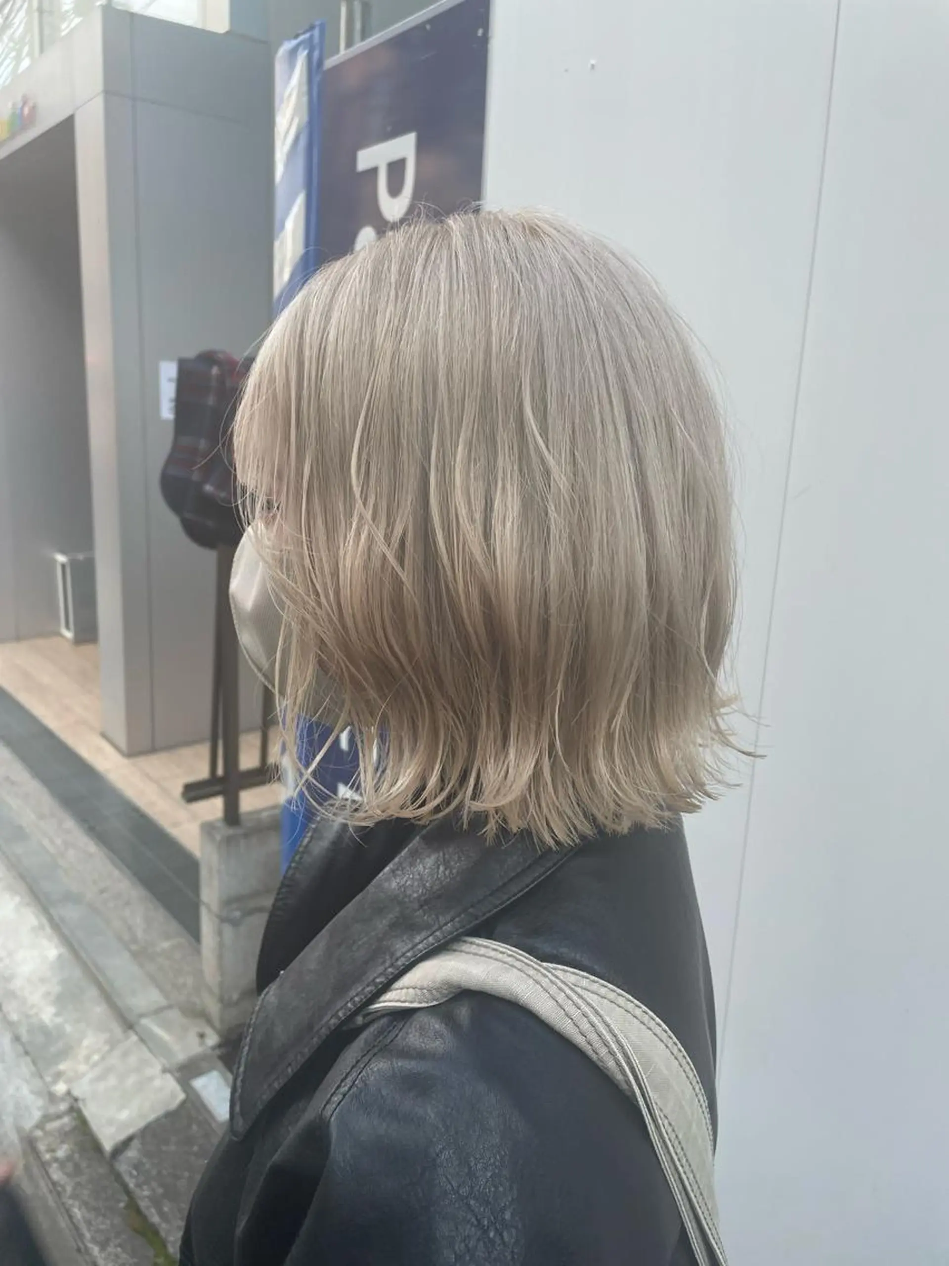 ミディアム カット ヘアカラー トリートメント ヘアセット 透明感ブリーチ ハイトーンウエダのヘアスタイル