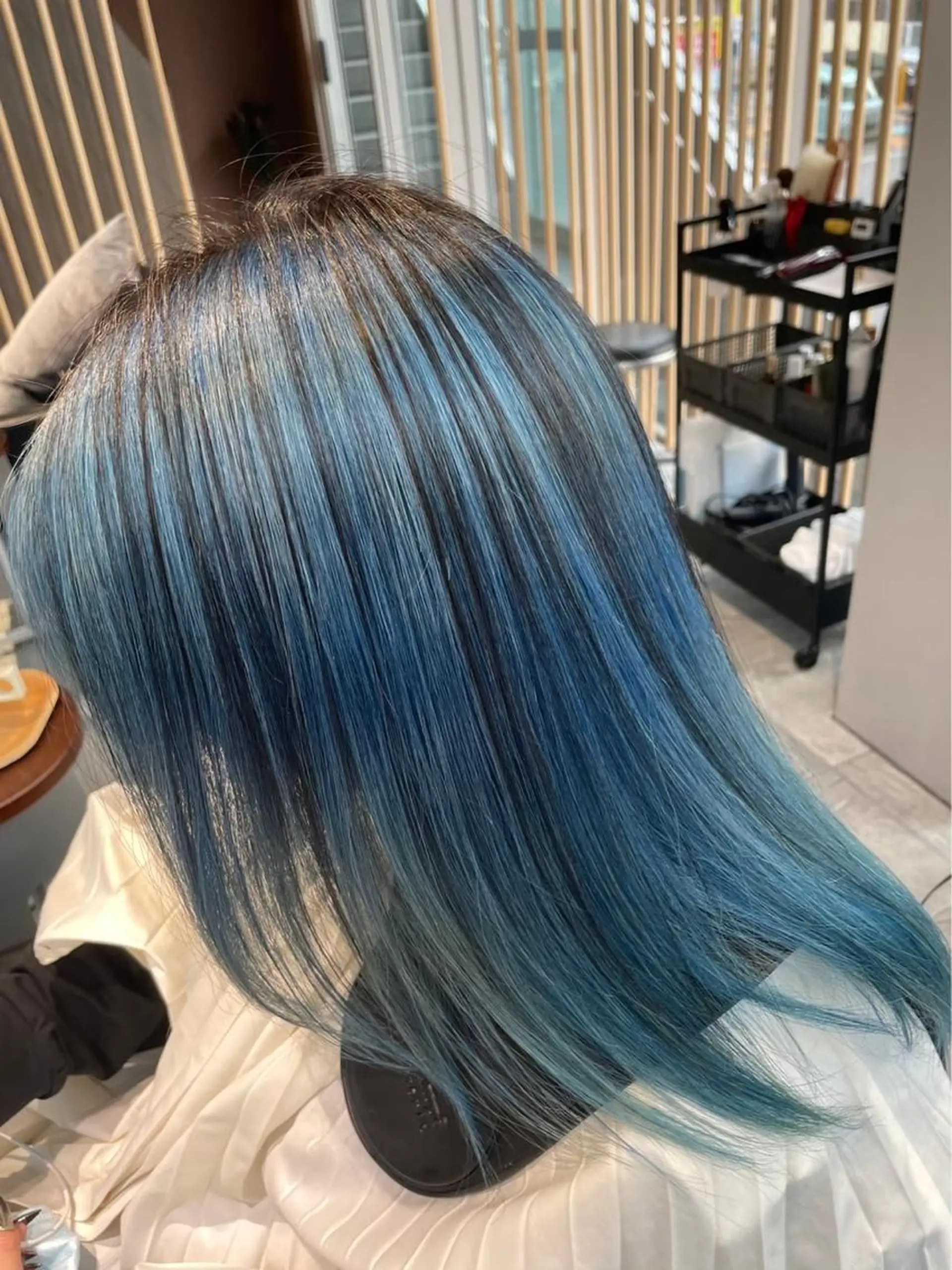 セミロング カラー ブリーチ ブルーカラー 滝沢 嵩大のヘアスタイル