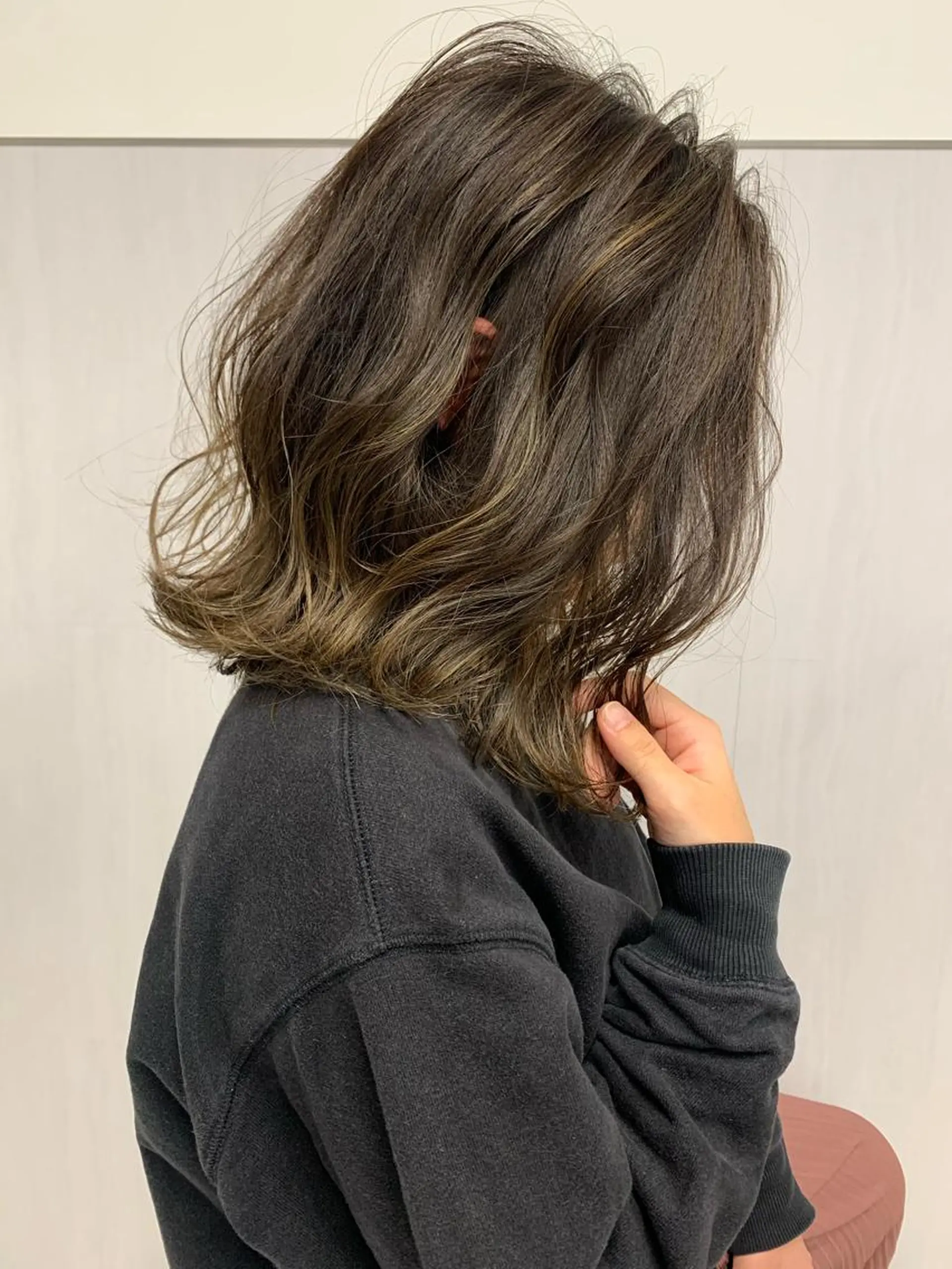 セミロング カラー ブラウンカラー グラデーションカラー ハイライトカラー オリーブブラウン ハイライト 梅本 有希のヘアスタイル