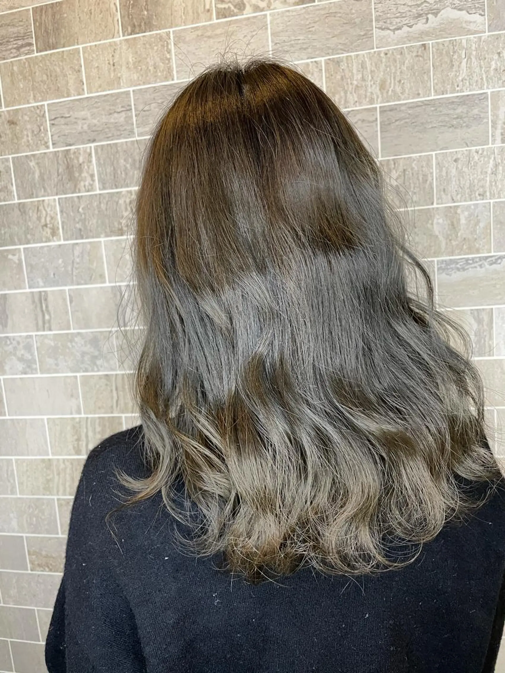 セミロング ブリーチ毛矯正.髪質 改善.髪にドラマをのヘアスタイル