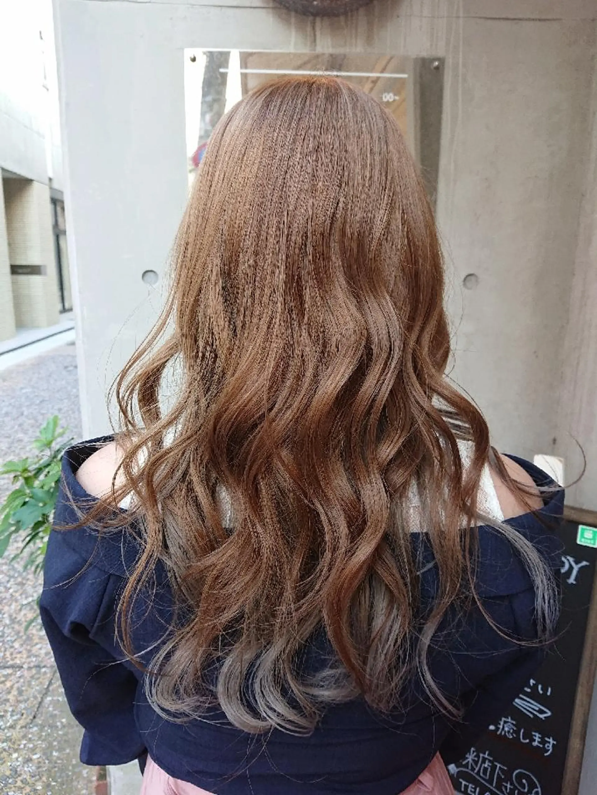 ロング カラー ベージュカラー ブリーチ ハイトーンカラー ミルクティーベージュ シルバー 「sumi」 AMIのヘアスタイル