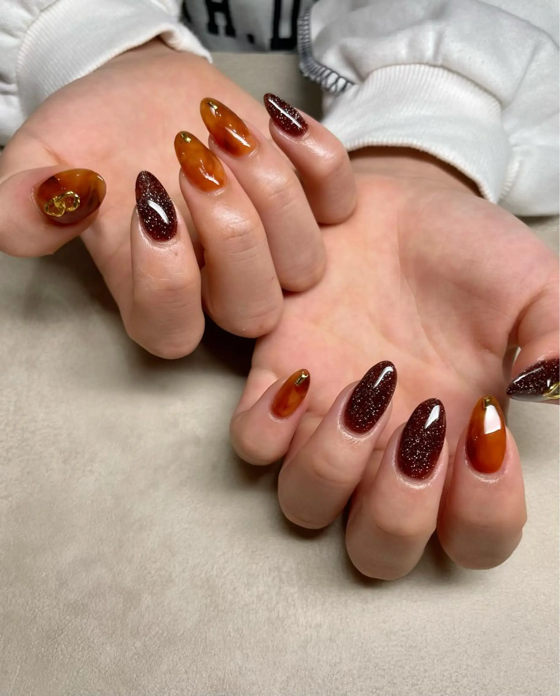 ネイル べっ甲ネイル フラッシュネイル ジェルネイル ハンドネイル フットネイル with hues所属・with hues AYAのネイルデザイン