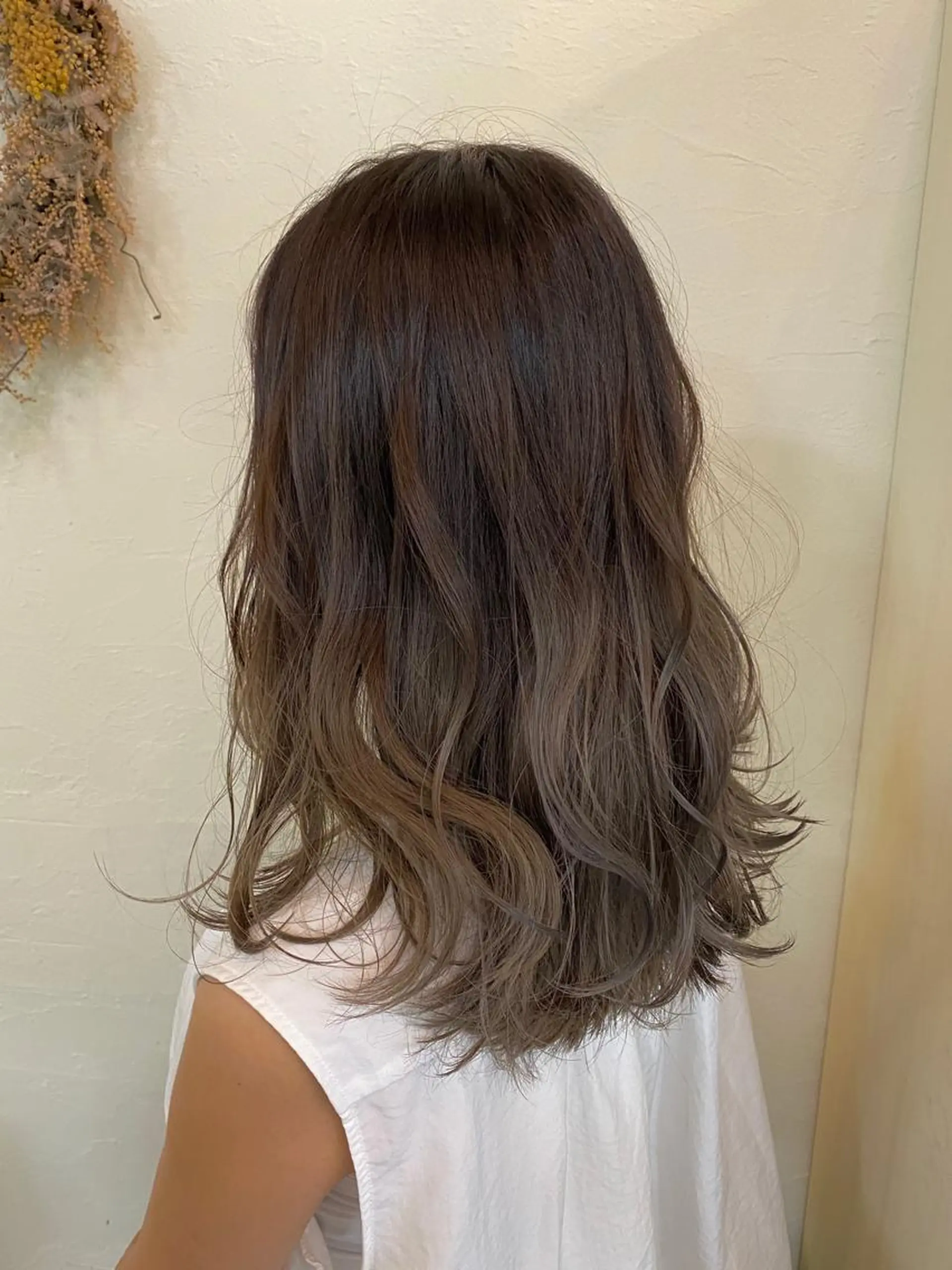 セミロング カラー アッシュ アッシュブラウン ベージュカラー ブリーチ ブラウンカラー ヘアカラー トリートメント ENIF ヤマグチアツコのヘアスタイル