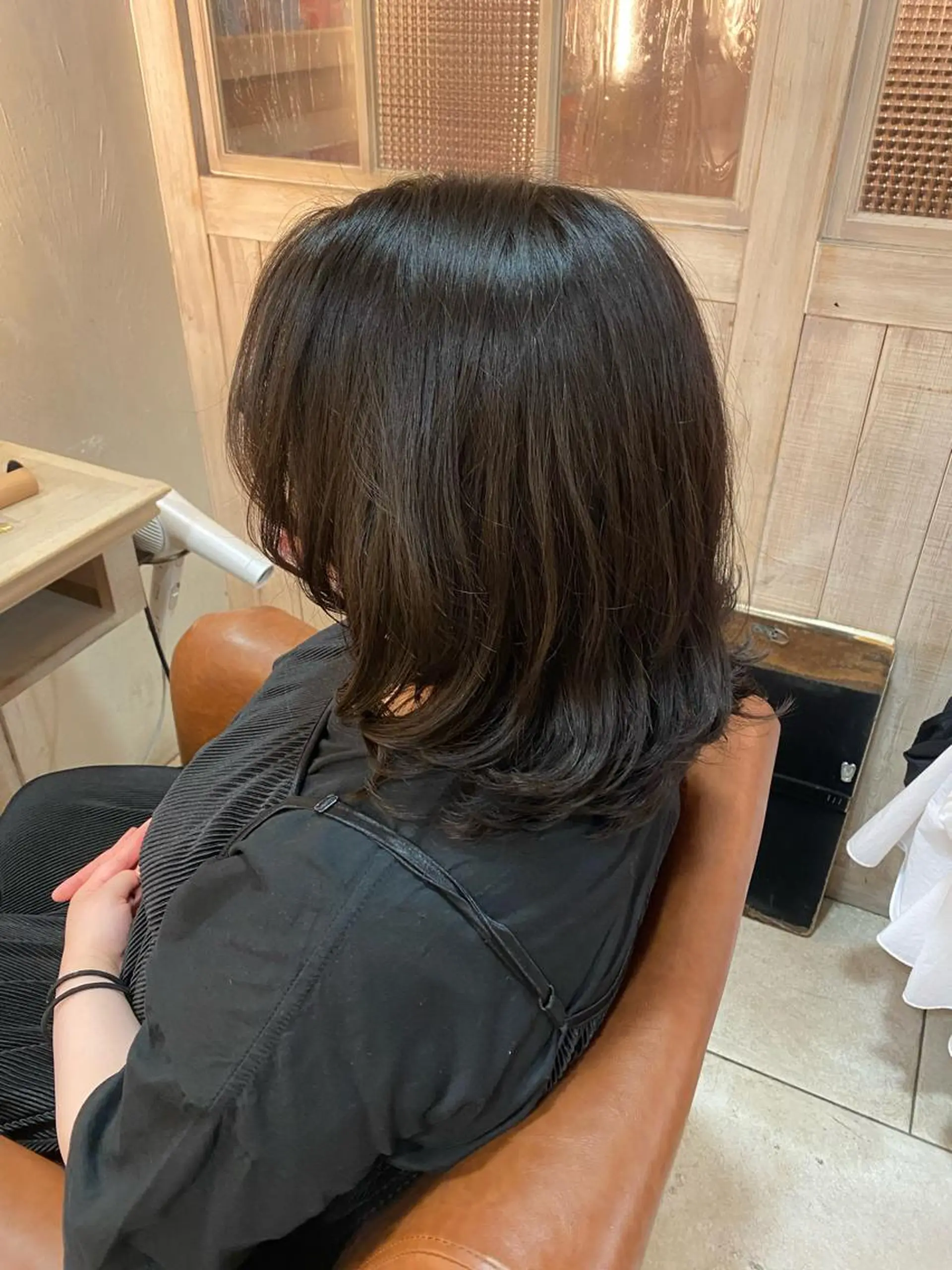 ミディアム ミディアムパーマ レイヤーカット 外ハネヘア 井上 日菜乃のヘアスタイル